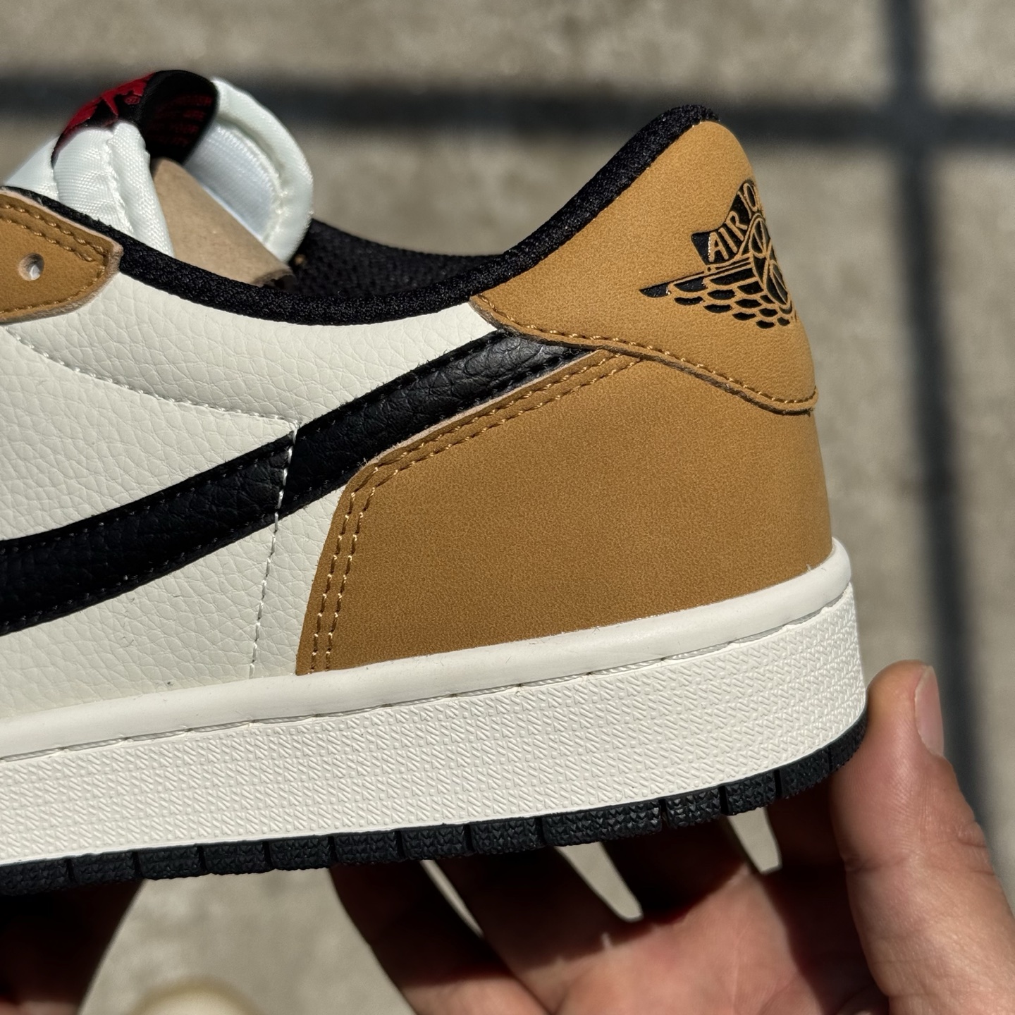  
D版 顶级性价比低帮！
Air Jordan AJ1 Low 低帮系列 小麦棕白
鞋型细节堪称完美，