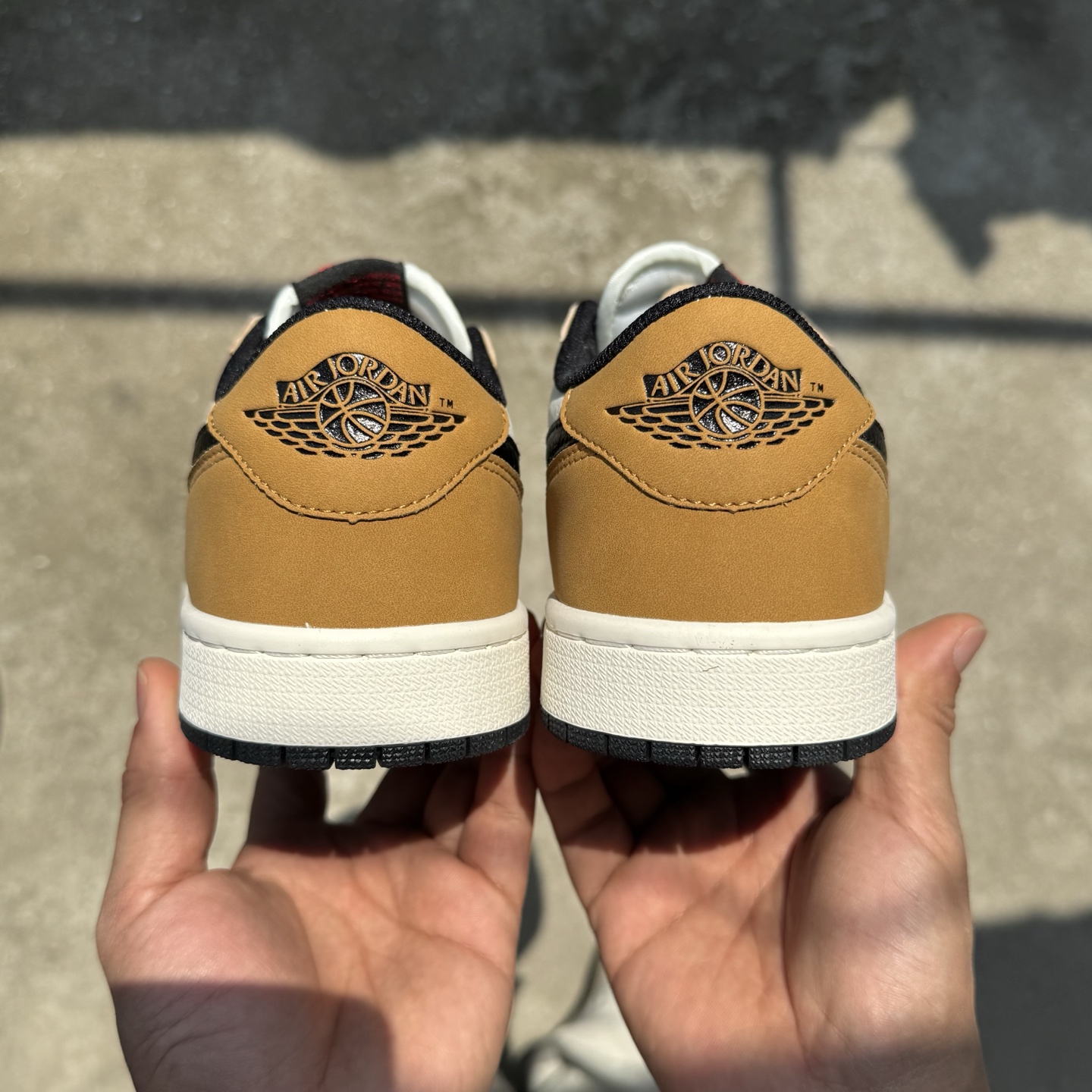  
D版 顶级性价比低帮！
Air Jordan AJ1 Low 低帮系列 小麦棕白
鞋型细节堪称完美，