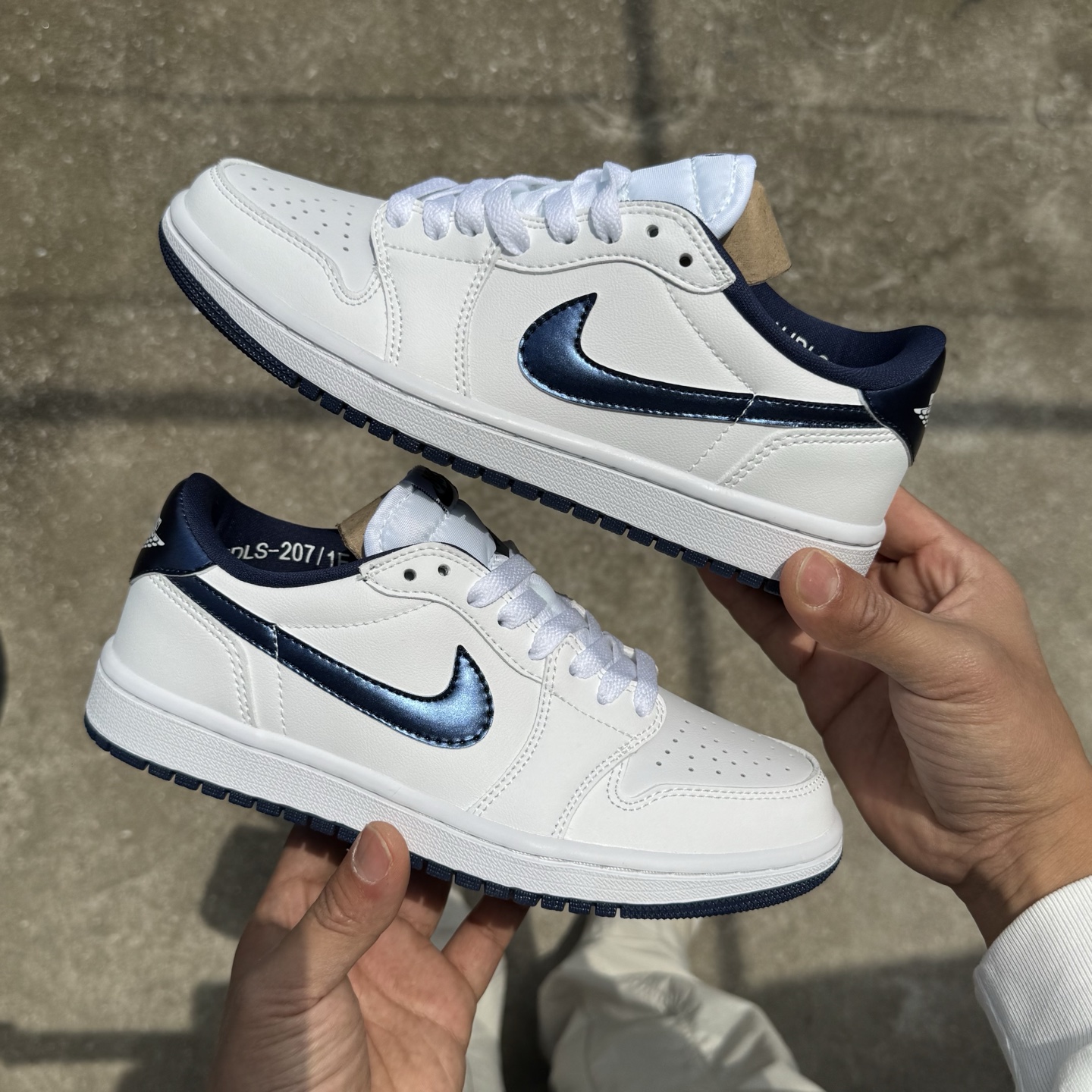  
D版 顶级性价比低帮！
Air Jordan AJ1 Low 低帮系列 白蓝
鞋型细节堪称完美，非常