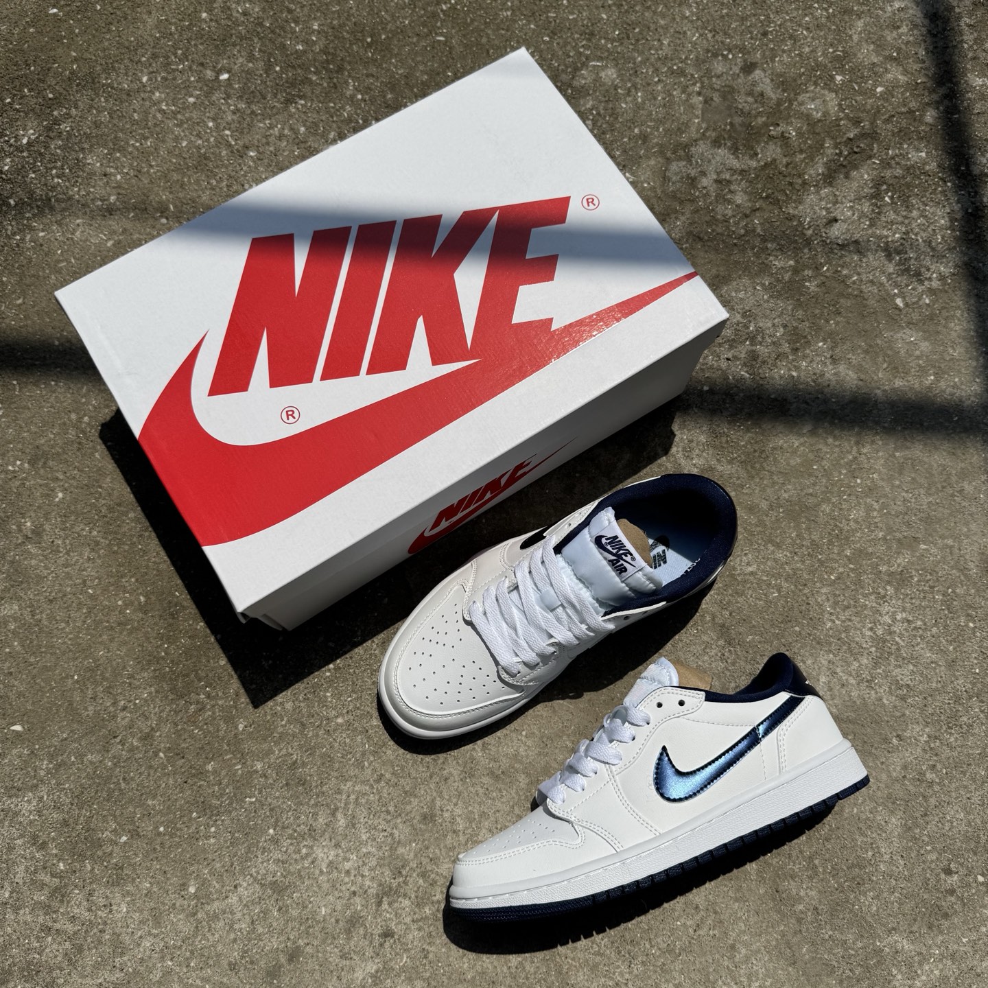  
D版 顶级性价比低帮！
Air Jordan AJ1 Low 低帮系列 白蓝
鞋型细节堪称完美，非常