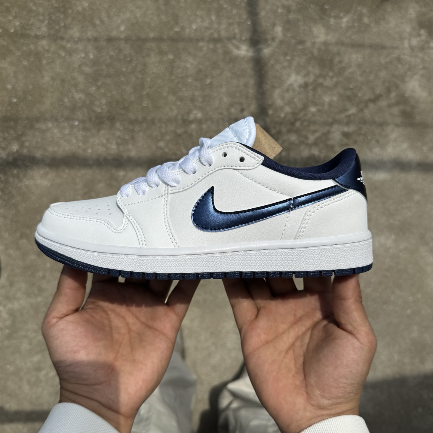  
D版 顶级性价比低帮！
Air Jordan AJ1 Low 低帮系列 白蓝
鞋型细节堪称完美，非常