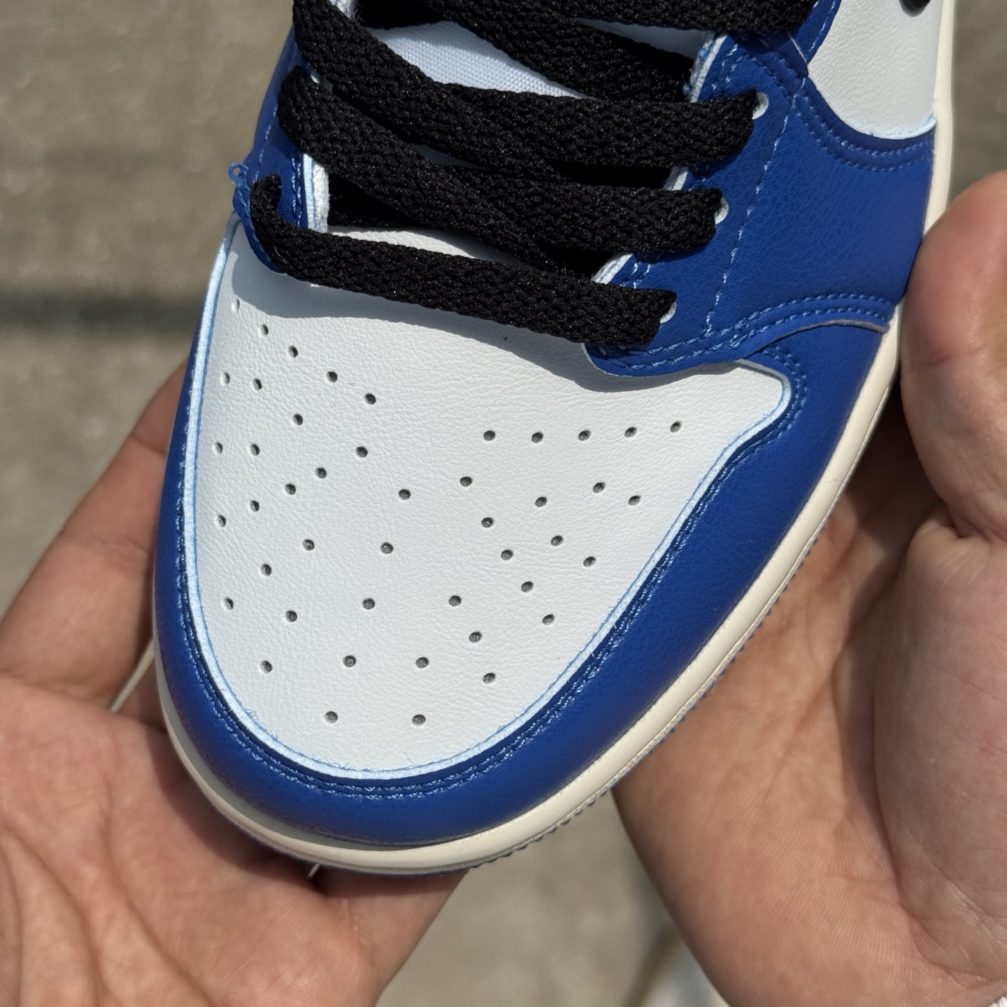  
D版 顶级性价比低帮！
Air Jordan AJ1 Low 低帮系列 蓝白黑
鞋型细节堪称完美，非