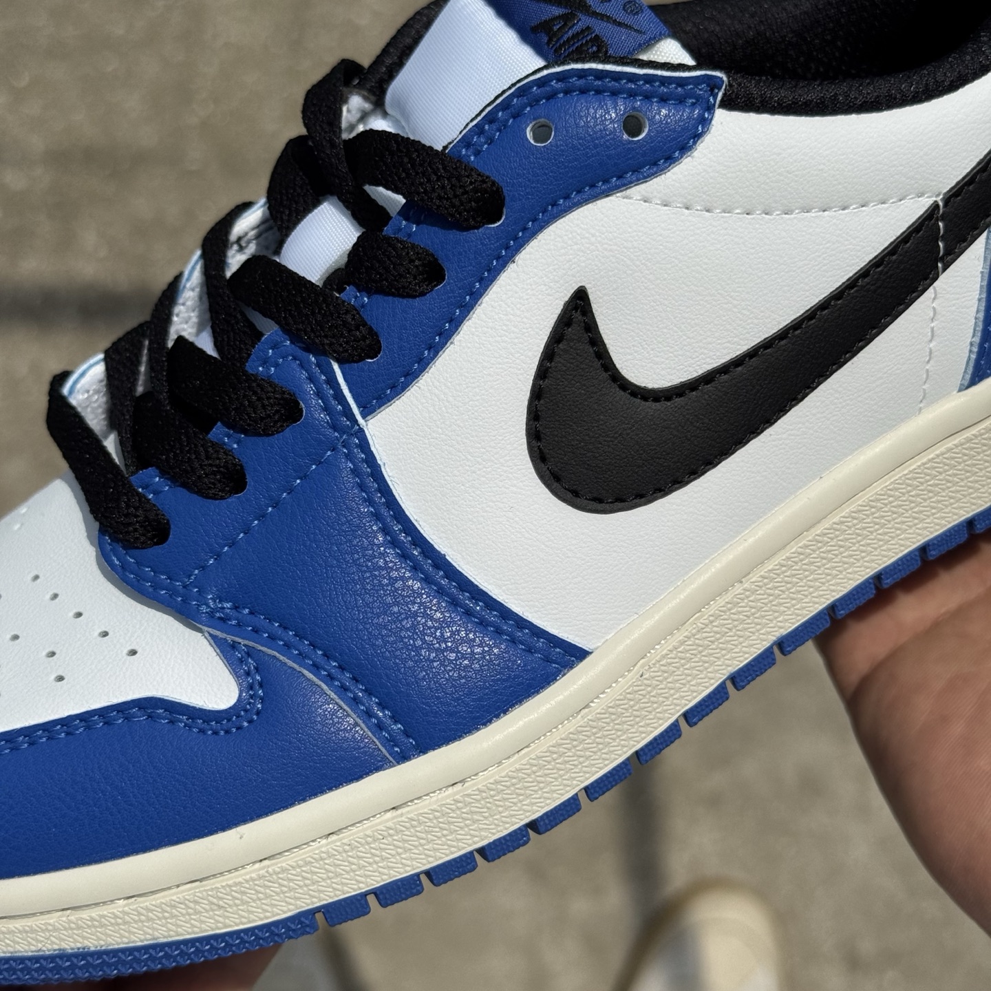  
D版 顶级性价比低帮！
Air Jordan AJ1 Low 低帮系列 蓝白黑
鞋型细节堪称完美，非