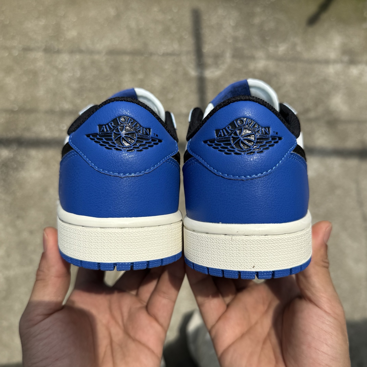  
D版 顶级性价比低帮！
Air Jordan AJ1 Low 低帮系列 蓝白黑
鞋型细节堪称完美，非