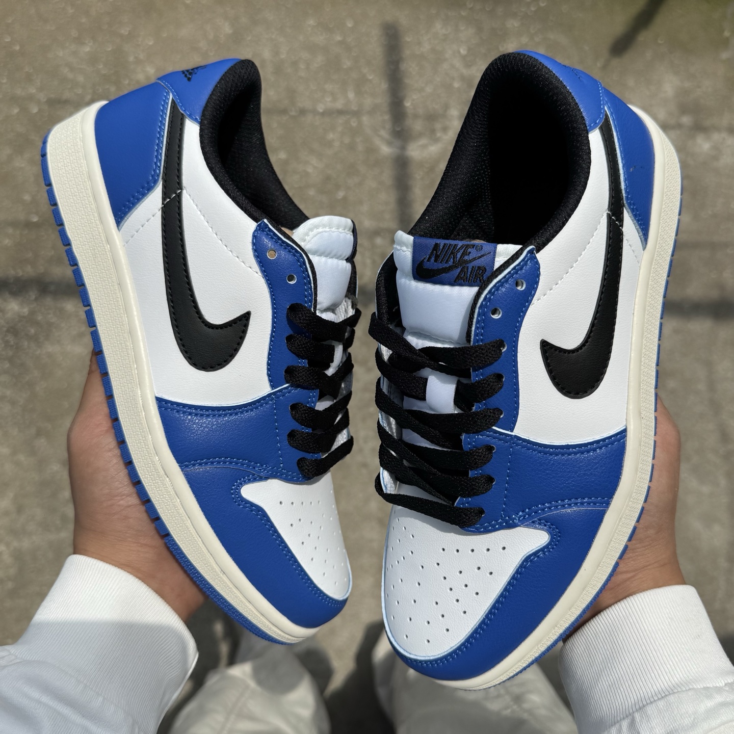 
D版 顶级性价比低帮！
Air Jordan AJ1 Low 低帮系列 蓝白黑
鞋型细节堪称完美，非