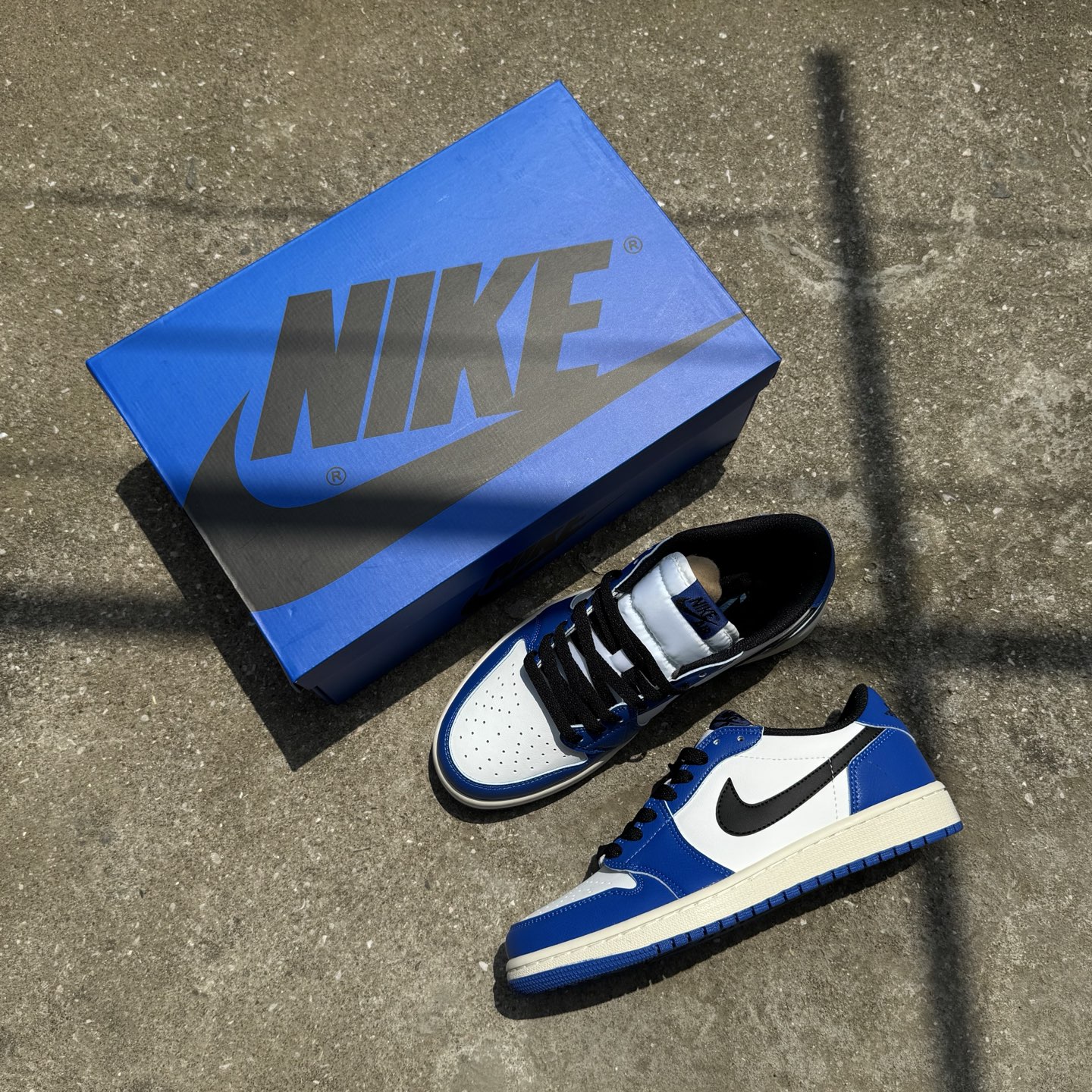  
D版 顶级性价比低帮！
Air Jordan AJ1 Low 低帮系列 蓝白黑
鞋型细节堪称完美，非