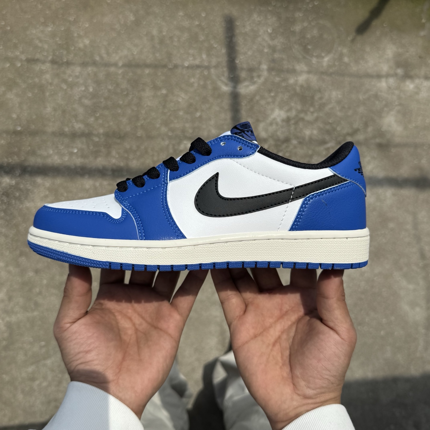  
D版 顶级性价比低帮！
Air Jordan AJ1 Low 低帮系列 蓝白黑
鞋型细节堪称完美，非