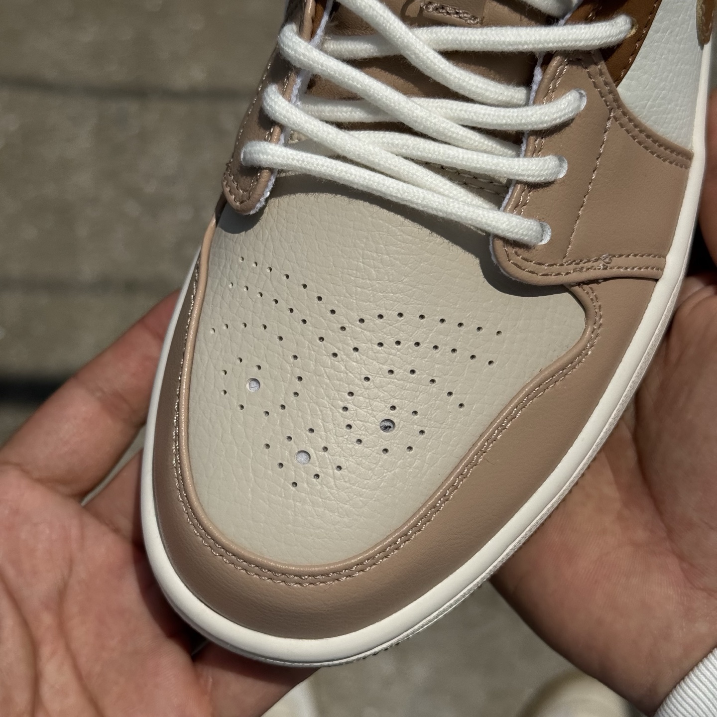  
D版 顶级性价比低帮！
Air Jordan AJ1 Low 低帮系列 白棕
鞋型细节堪称完美，非常