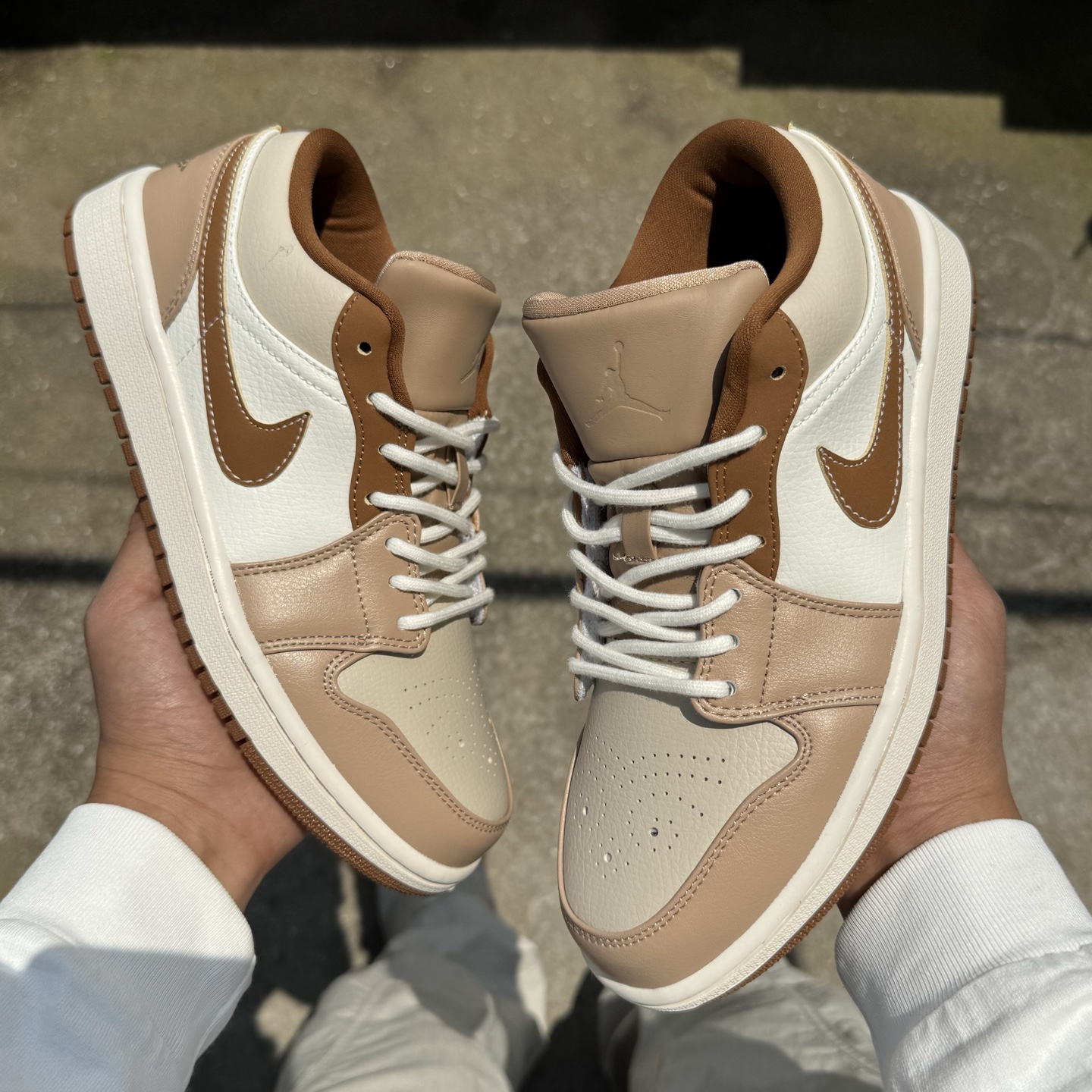  
D版 顶级性价比低帮！
Air Jordan AJ1 Low 低帮系列 白棕
鞋型细节堪称完美，非常