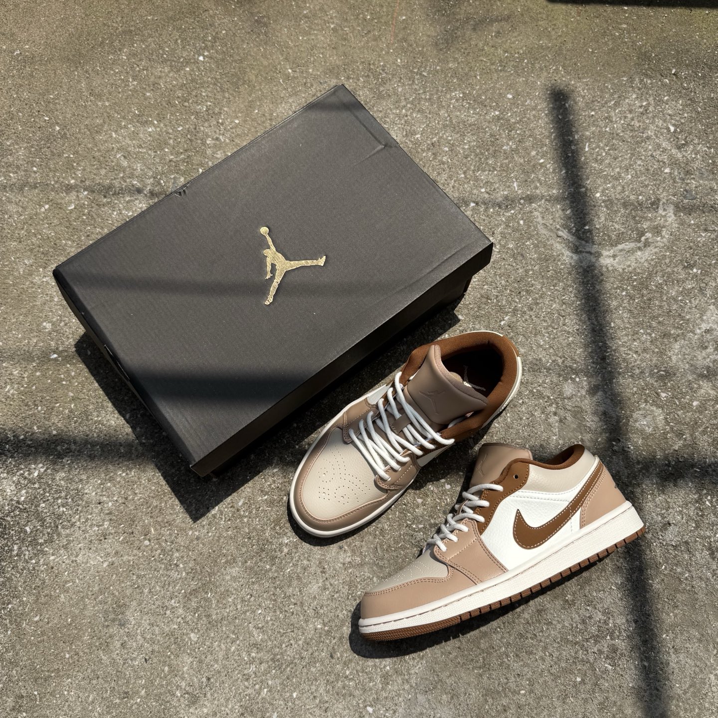  
D版 顶级性价比低帮！
Air Jordan AJ1 Low 低帮系列 白棕
鞋型细节堪称完美，非常