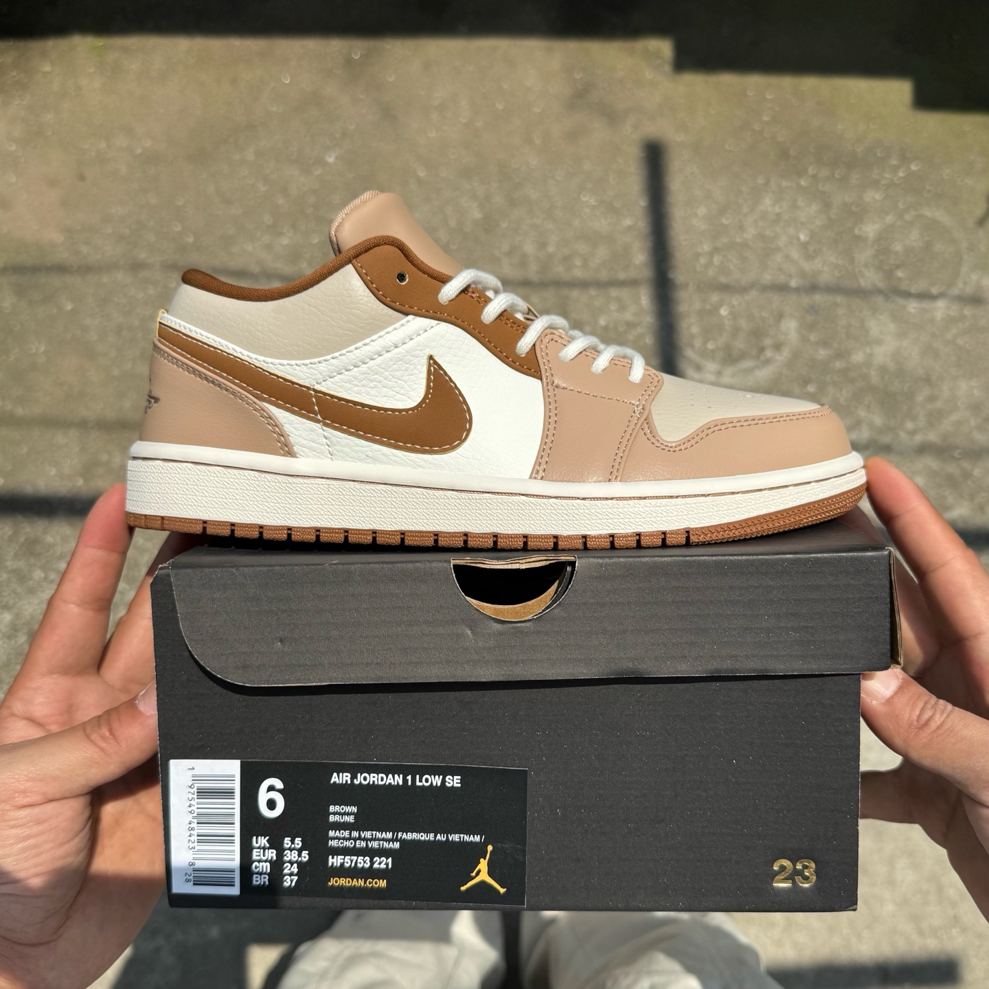  
D版 顶级性价比低帮！
Air Jordan AJ1 Low 低帮系列 白棕
鞋型细节堪称完美，非常
