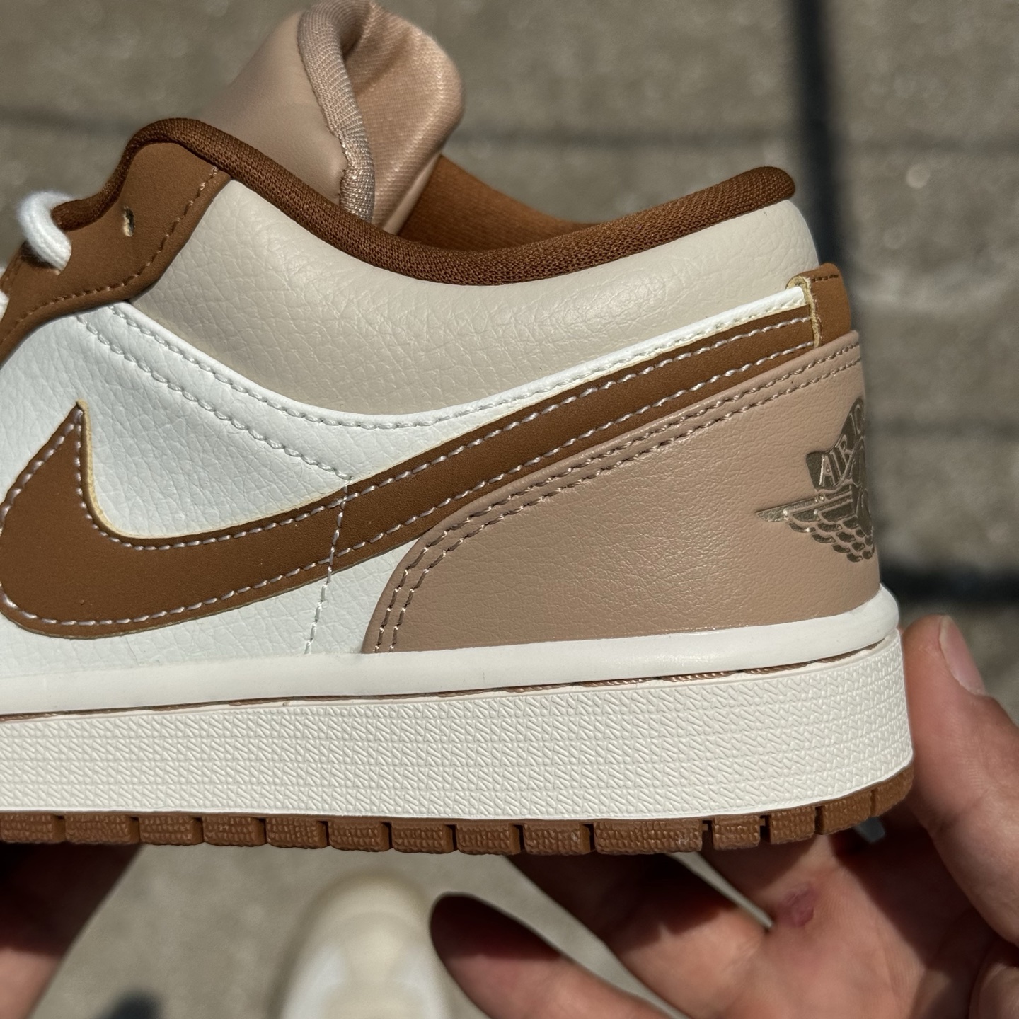  
D版 顶级性价比低帮！
Air Jordan AJ1 Low 低帮系列 白棕
鞋型细节堪称完美，非常