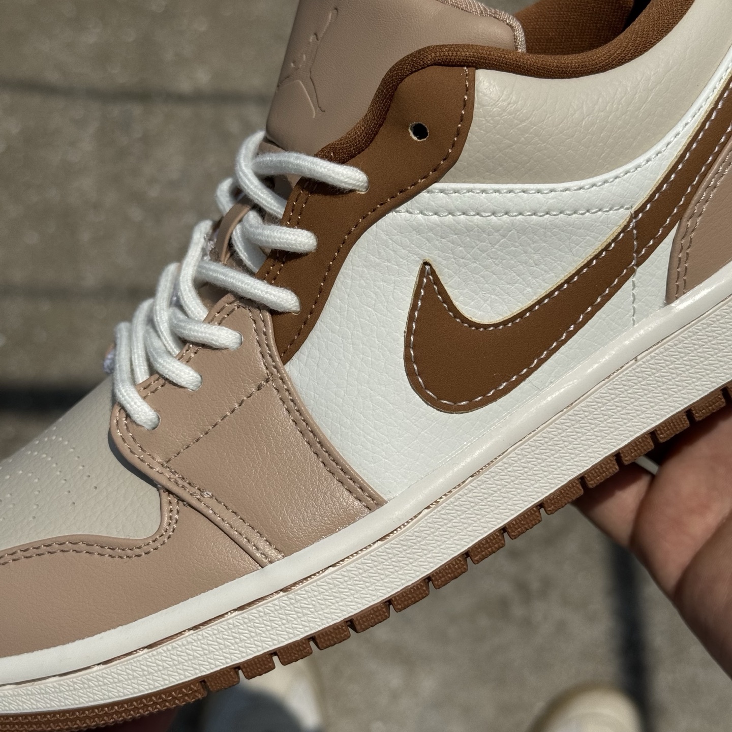  
D版 顶级性价比低帮！
Air Jordan AJ1 Low 低帮系列 白棕
鞋型细节堪称完美，非常