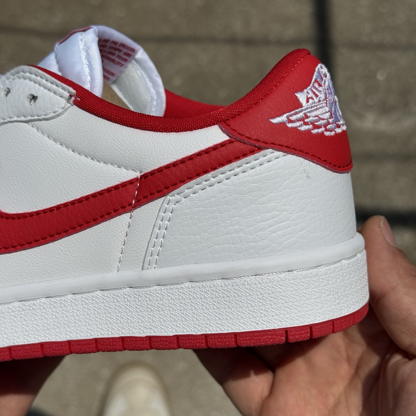  
D版 顶级性价比低帮！
Air Jordan AJ1 Low 低帮系列 白红
鞋型细节堪称完美，非常