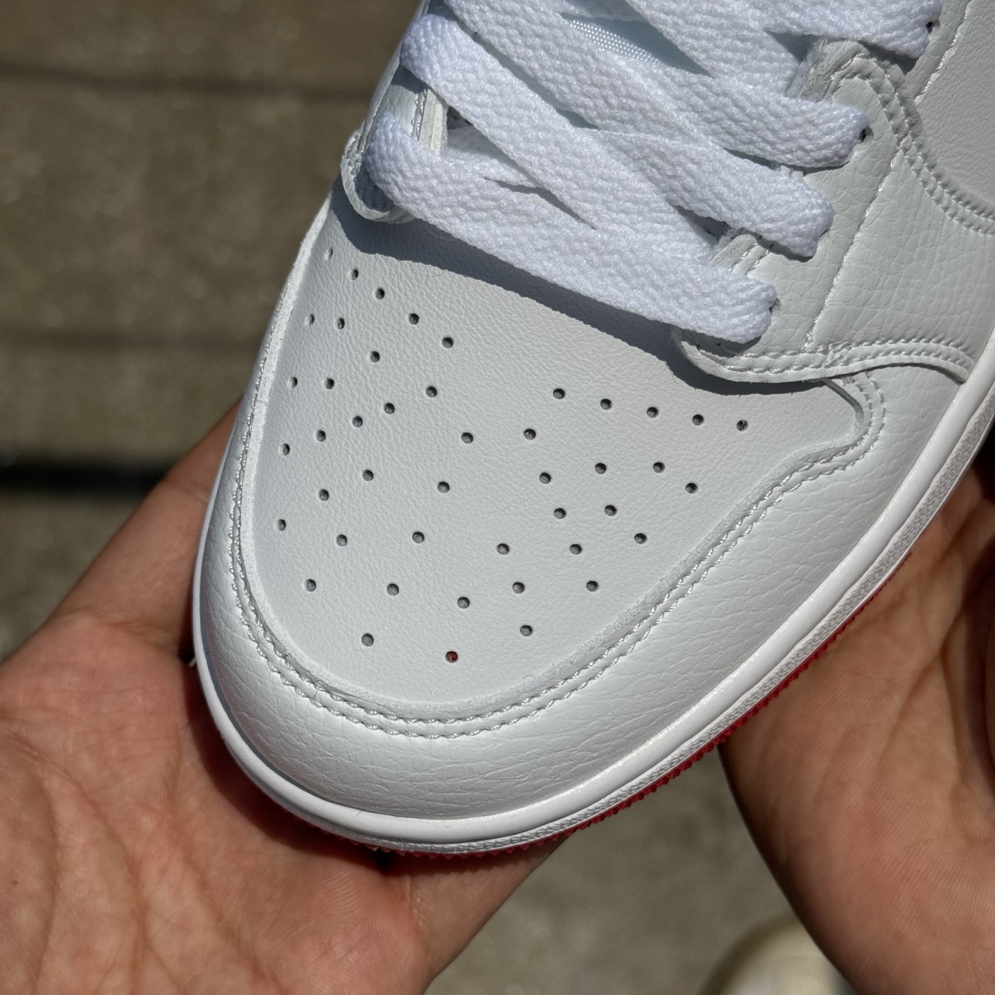  
D版 顶级性价比低帮！
Air Jordan AJ1 Low 低帮系列 白红
鞋型细节堪称完美，非常