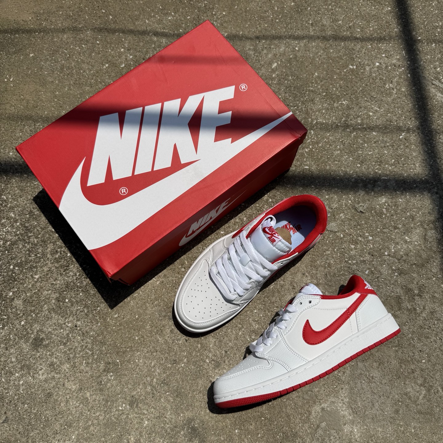  
D版 顶级性价比低帮！
Air Jordan AJ1 Low 低帮系列 白红
鞋型细节堪称完美，非常