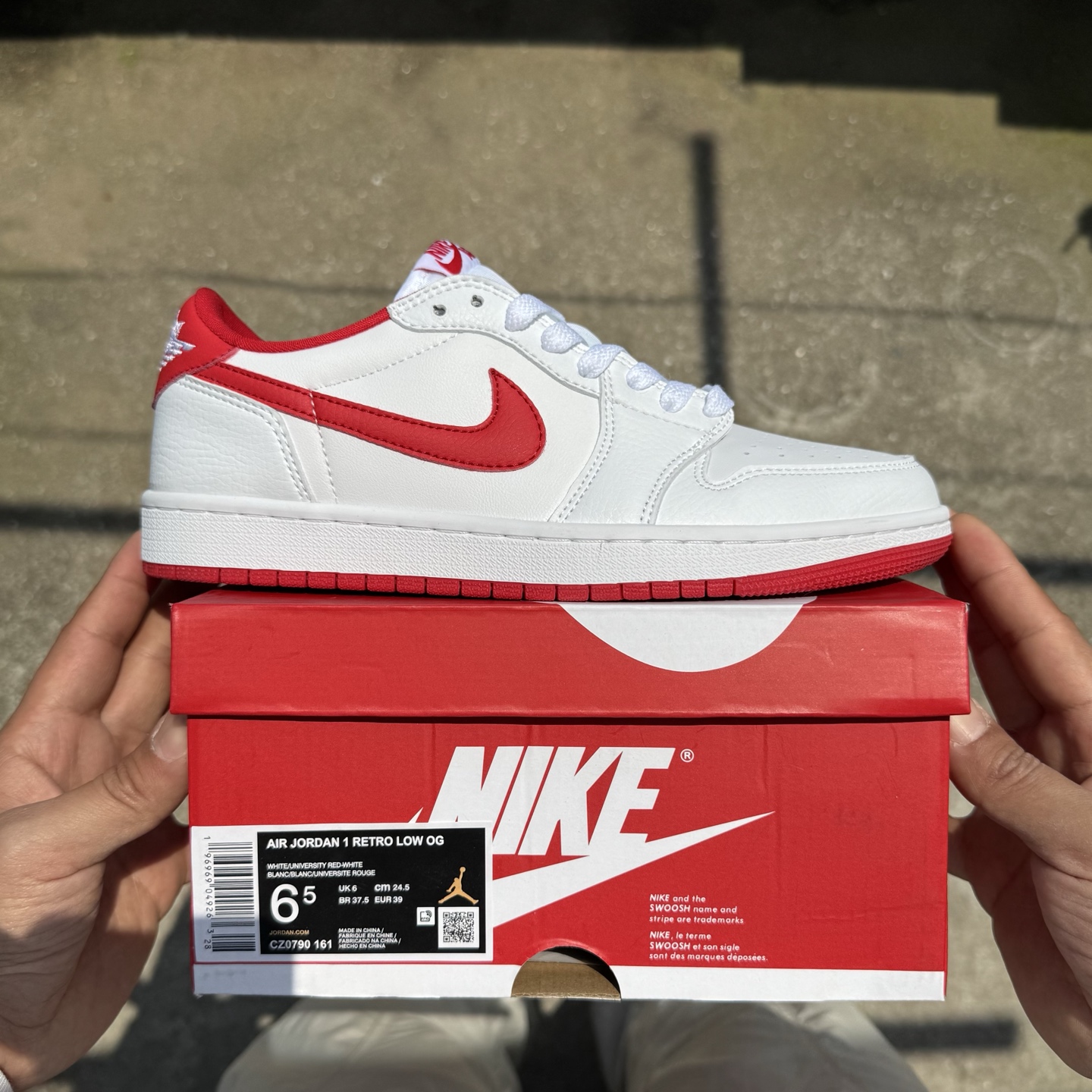  
D版 顶级性价比低帮！
Air Jordan AJ1 Low 低帮系列 白红
鞋型细节堪称完美，非常