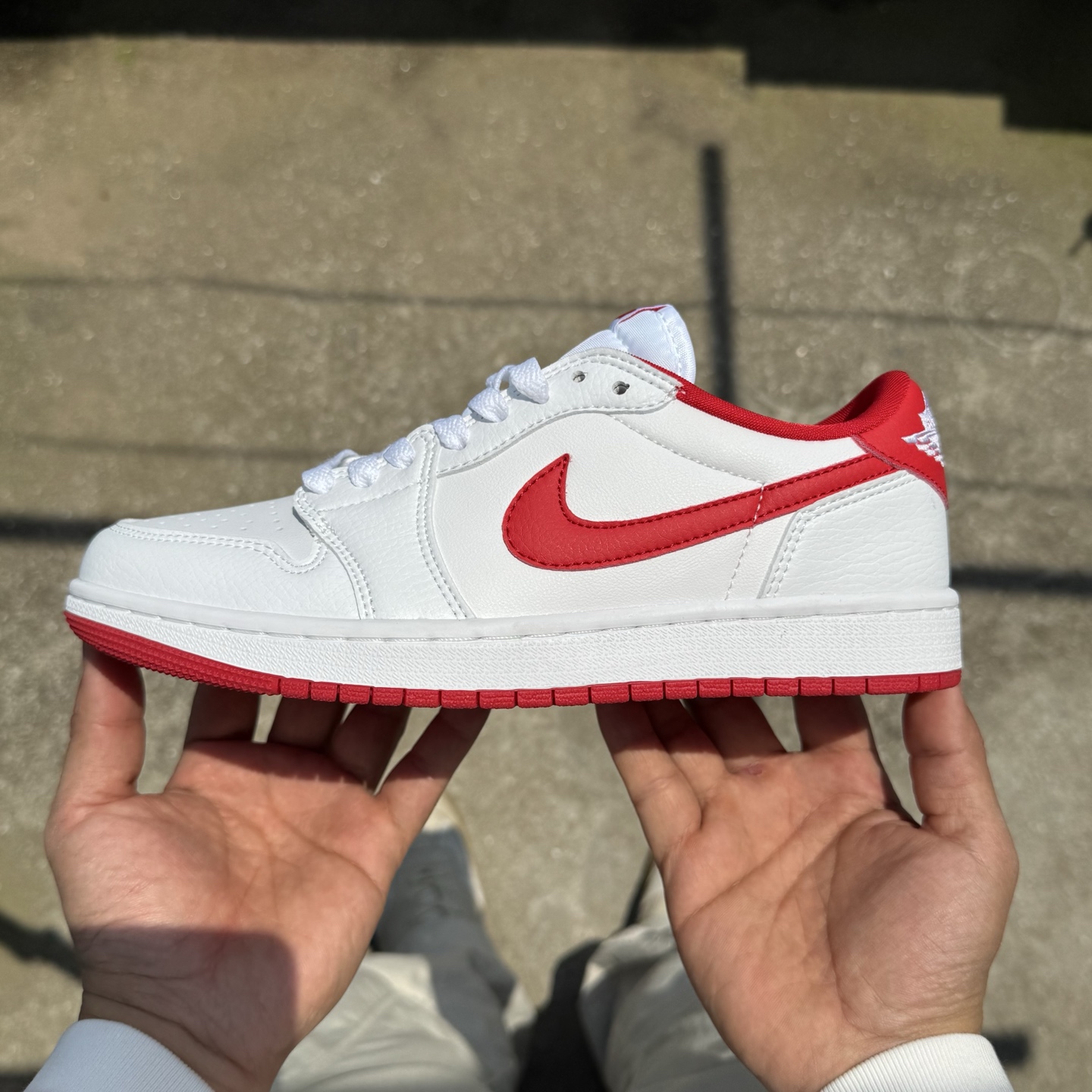  
D版 顶级性价比低帮！
Air Jordan AJ1 Low 低帮系列 白红
鞋型细节堪称完美，非常