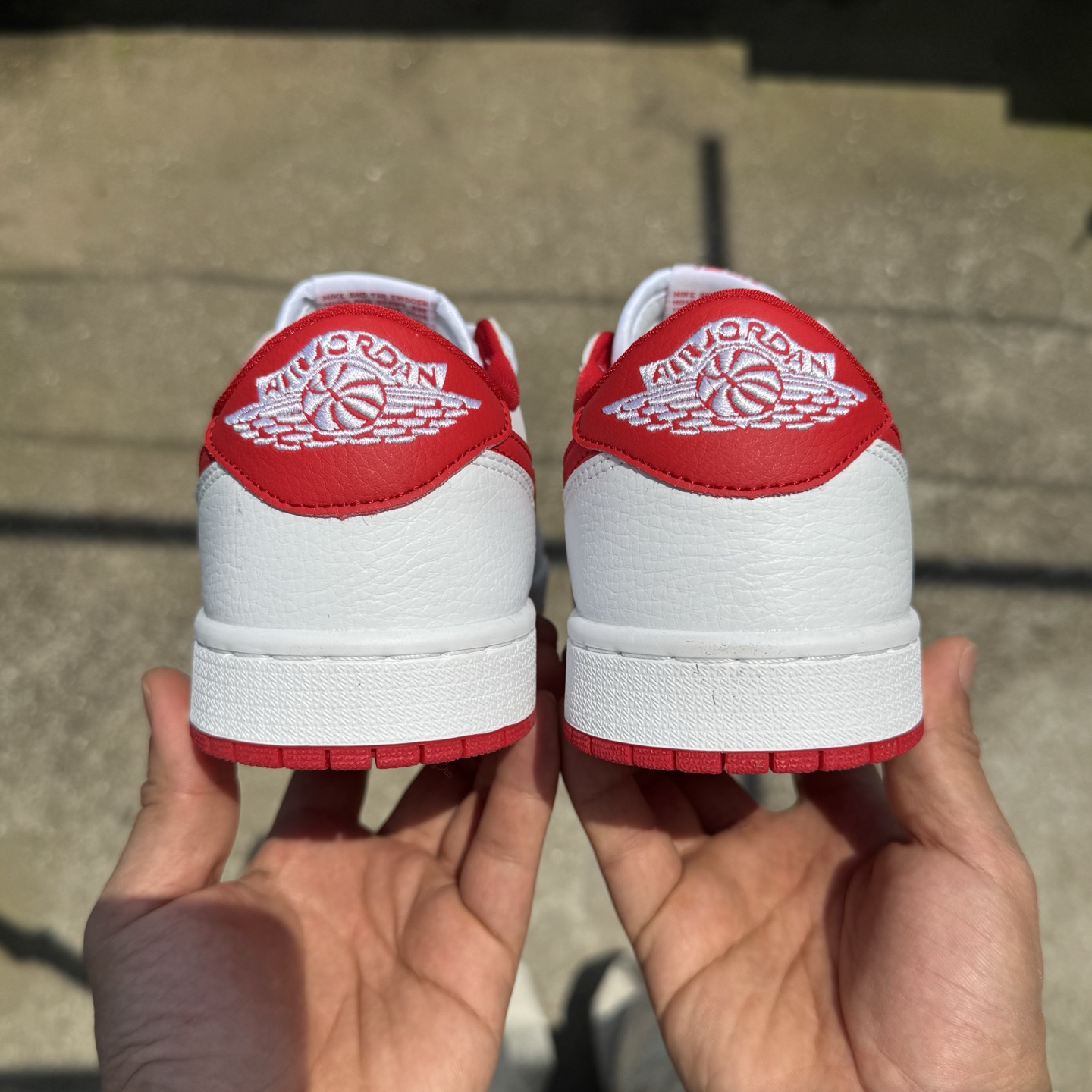  
D版 顶级性价比低帮！
Air Jordan AJ1 Low 低帮系列 白红
鞋型细节堪称完美，非常