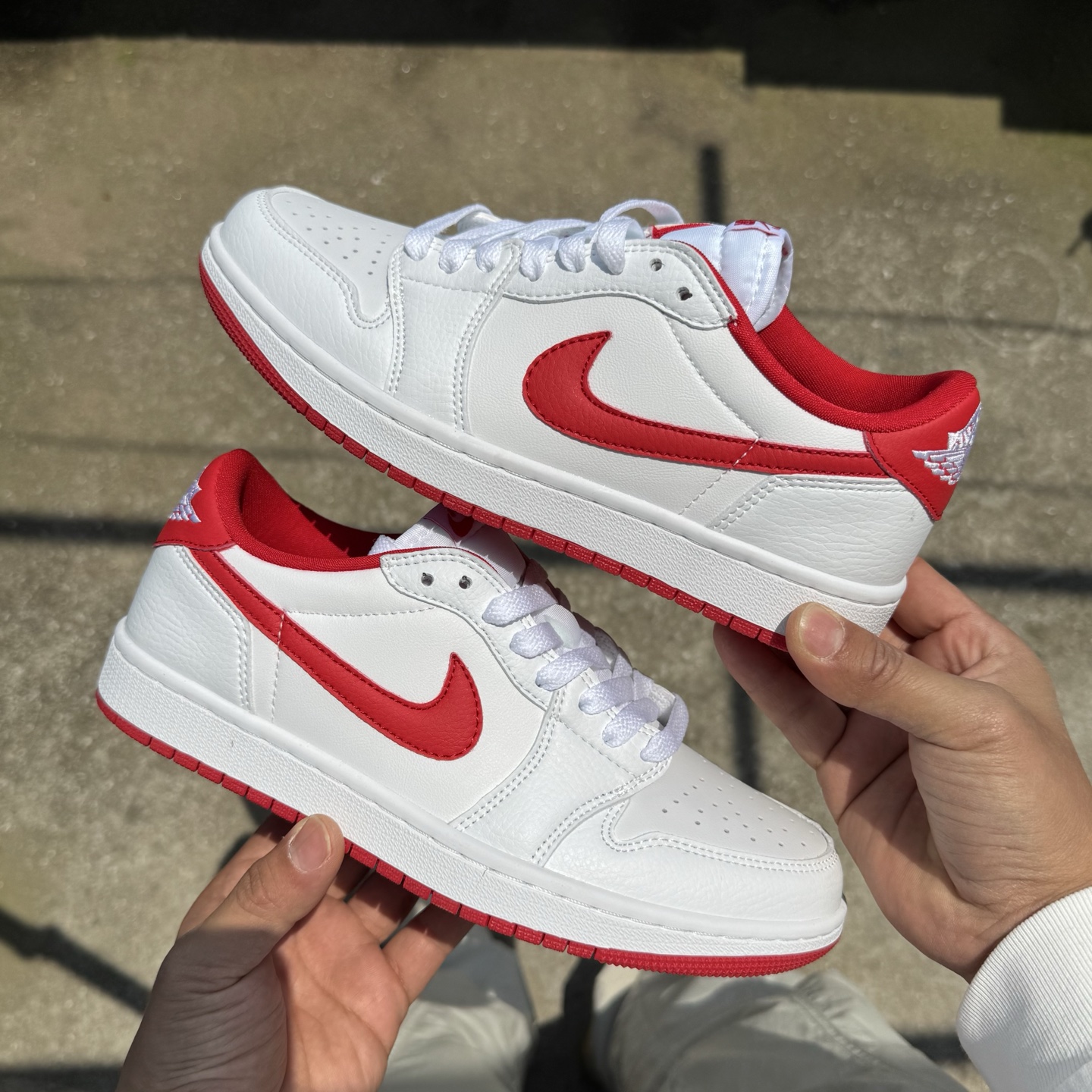  
D版 顶级性价比低帮！
Air Jordan AJ1 Low 低帮系列 白红
鞋型细节堪称完美，非常