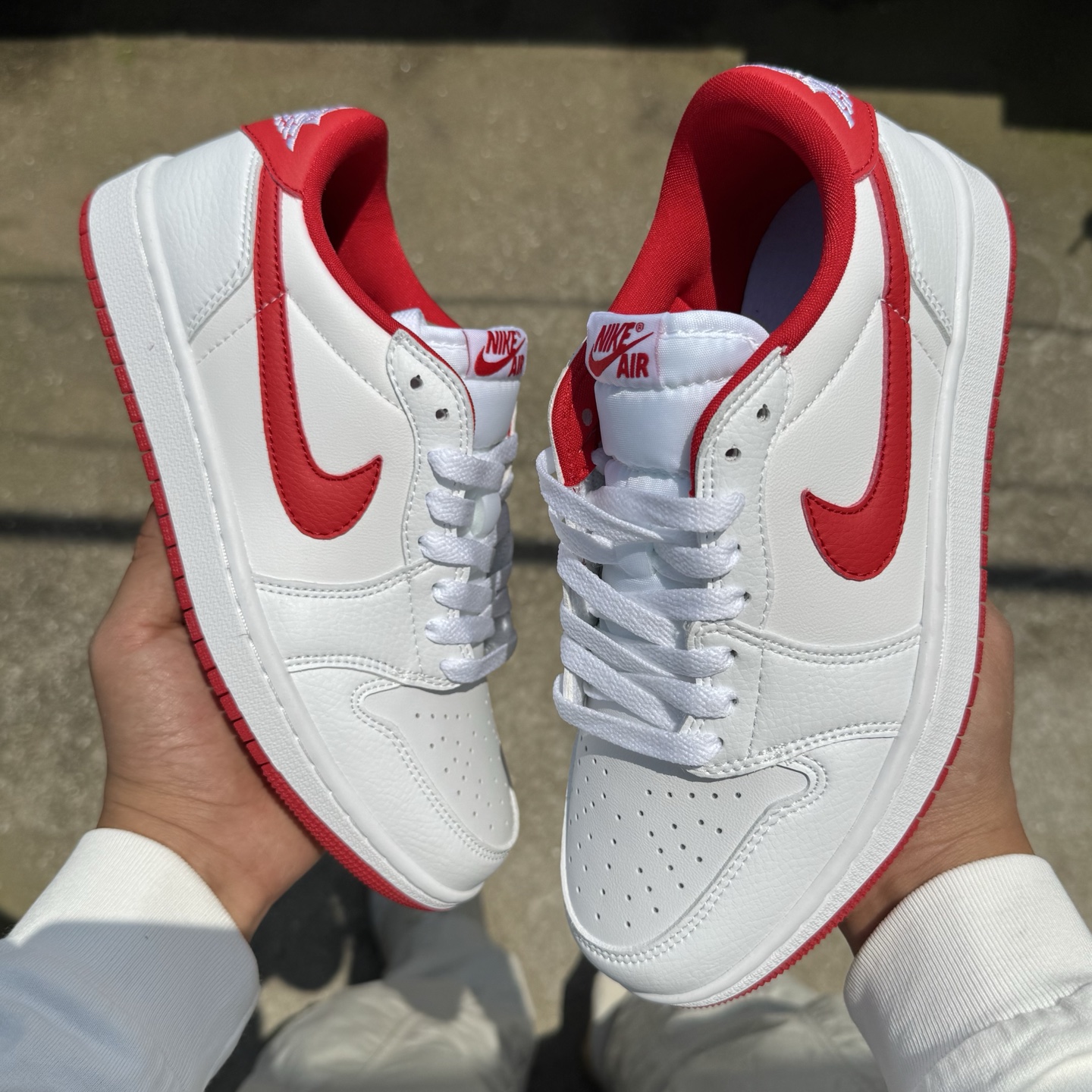  
D版 顶级性价比低帮！
Air Jordan AJ1 Low 低帮系列 白红
鞋型细节堪称完美，非常