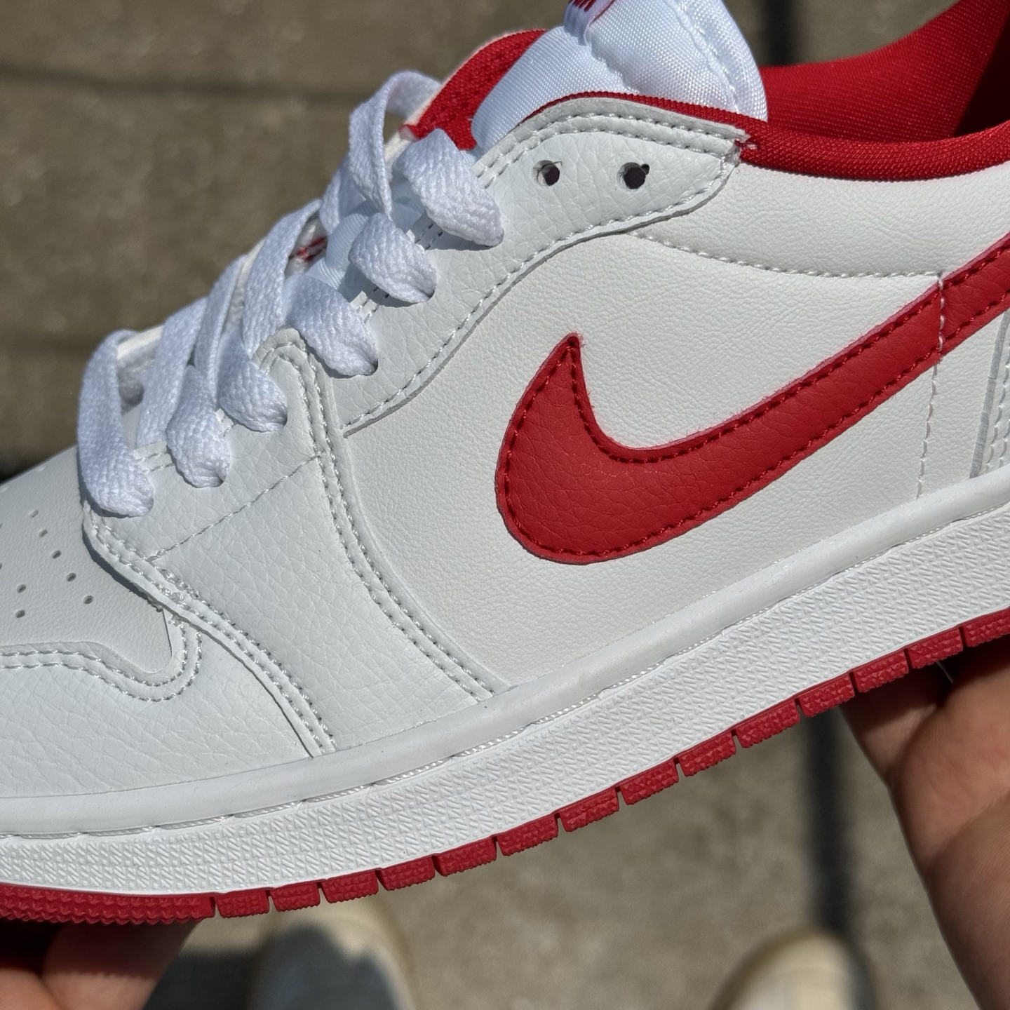  
D版 顶级性价比低帮！
Air Jordan AJ1 Low 低帮系列 白红
鞋型细节堪称完美，非常