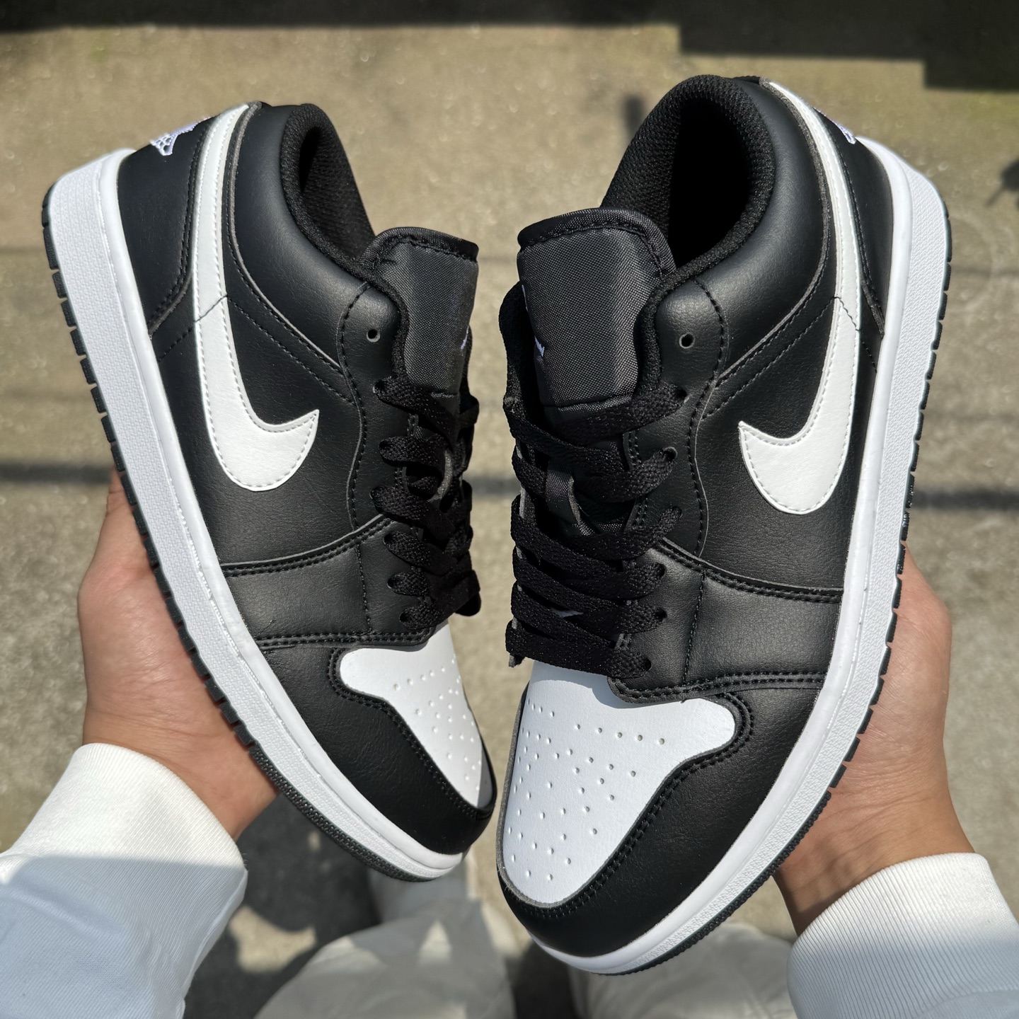  
D版 顶级性价比低帮！
Air Jordan AJ1 Low 低帮系列 黑色
鞋型细节堪称完美，非常