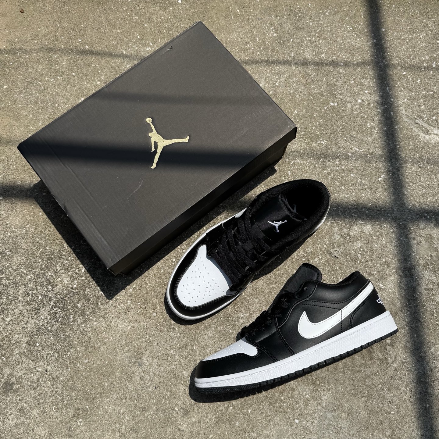  
D版 顶级性价比低帮！
Air Jordan AJ1 Low 低帮系列 黑色
鞋型细节堪称完美，非常