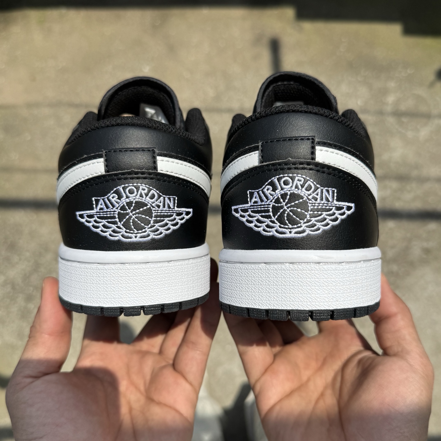  
D版 顶级性价比低帮！
Air Jordan AJ1 Low 低帮系列 黑色
鞋型细节堪称完美，非常