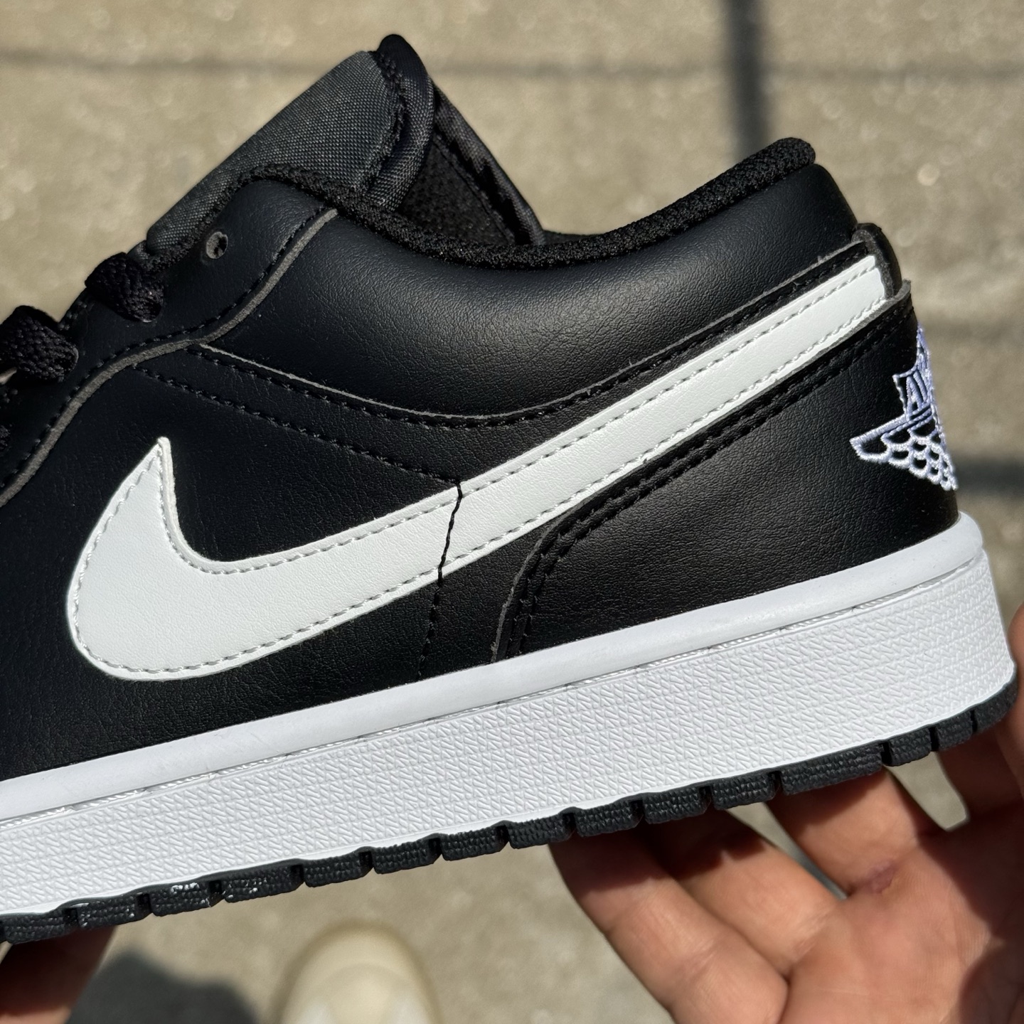  
D版 顶级性价比低帮！
Air Jordan AJ1 Low 低帮系列 黑色
鞋型细节堪称完美，非常