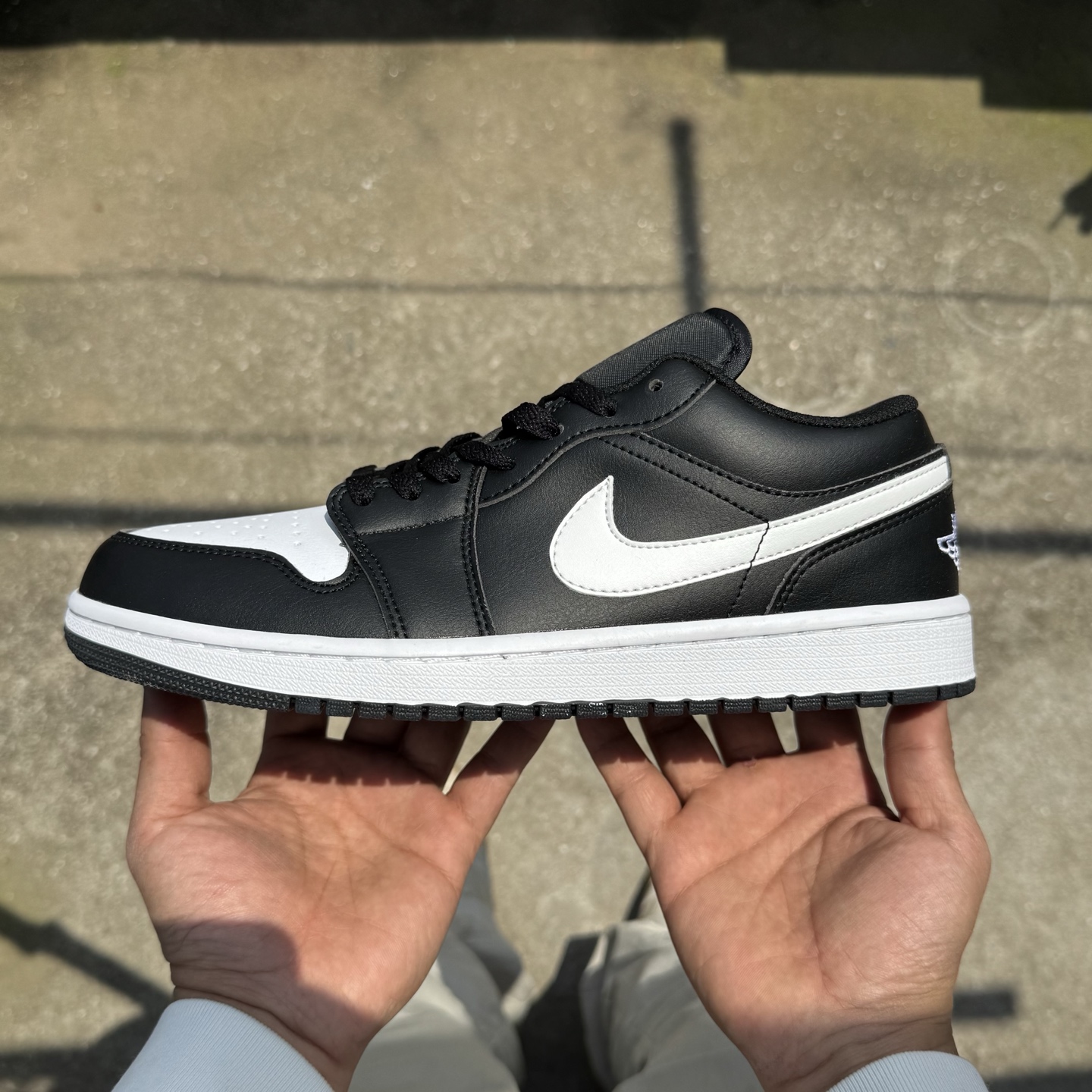  
D版 顶级性价比低帮！
Air Jordan AJ1 Low 低帮系列 黑色
鞋型细节堪称完美，非常