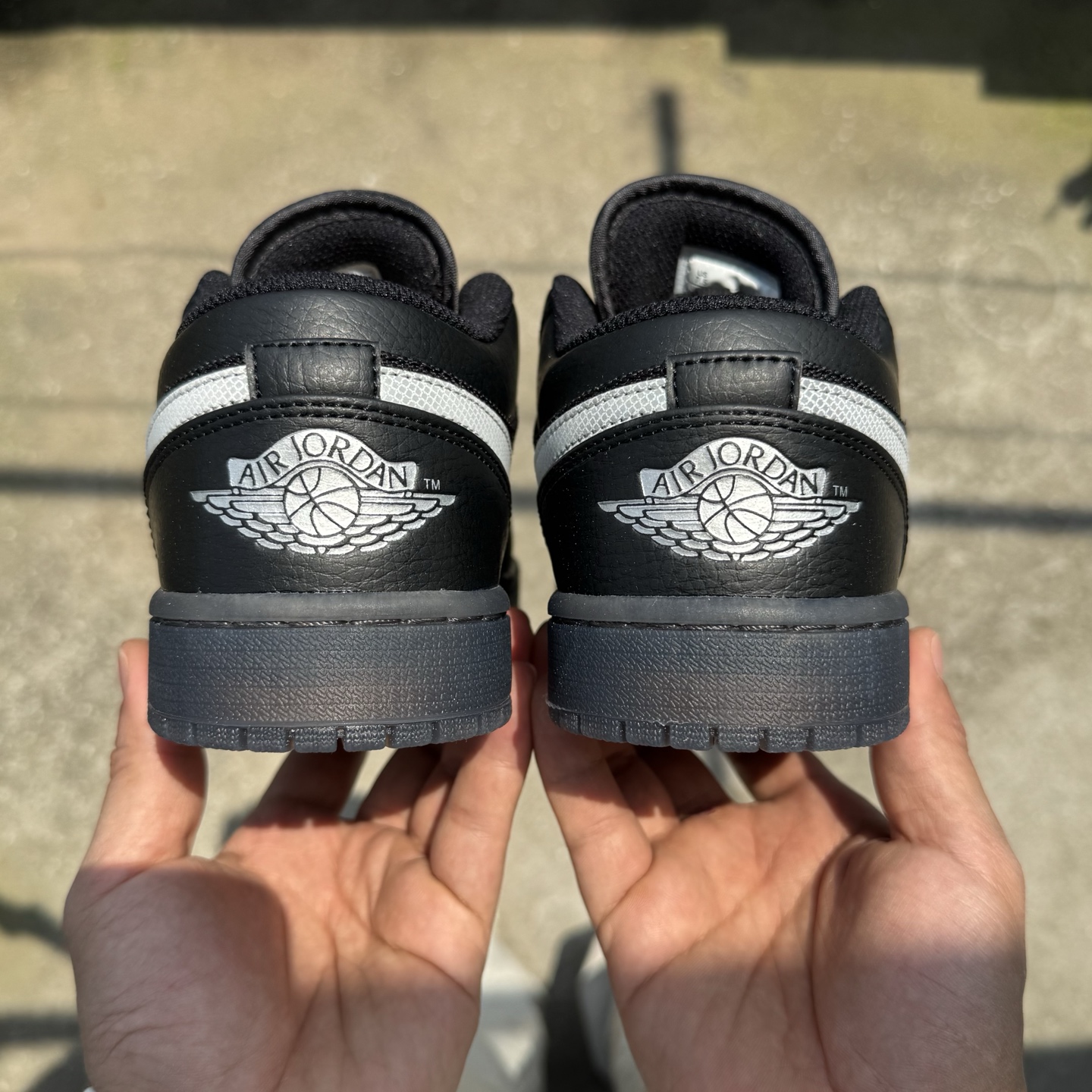  
D版 顶级性价比低帮！
Air Jordan AJ1 Low 低帮系列 黑色
鞋型细节堪称完美，非常