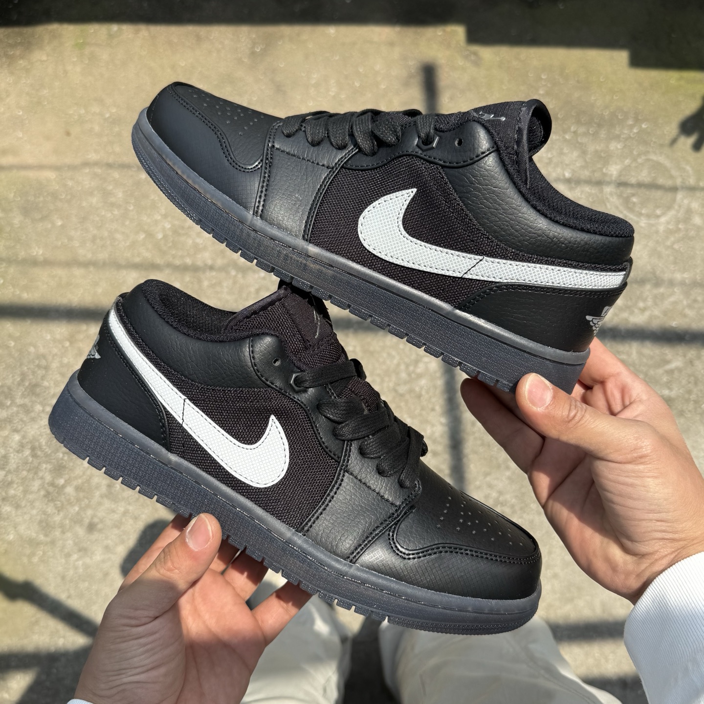  
D版 顶级性价比低帮！
Air Jordan AJ1 Low 低帮系列 黑色
鞋型细节堪称完美，非常