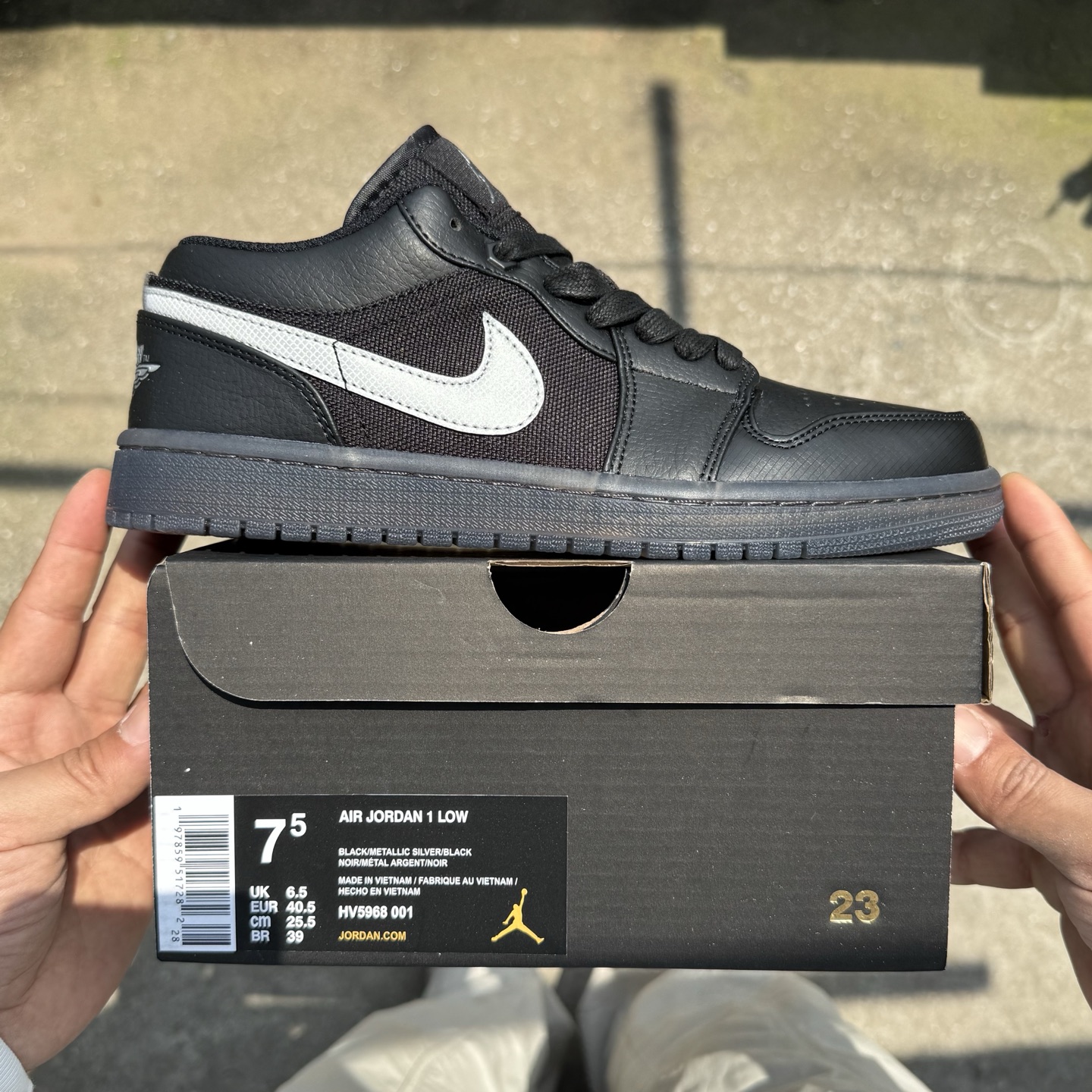  
D版 顶级性价比低帮！
Air Jordan AJ1 Low 低帮系列 黑色
鞋型细节堪称完美，非常