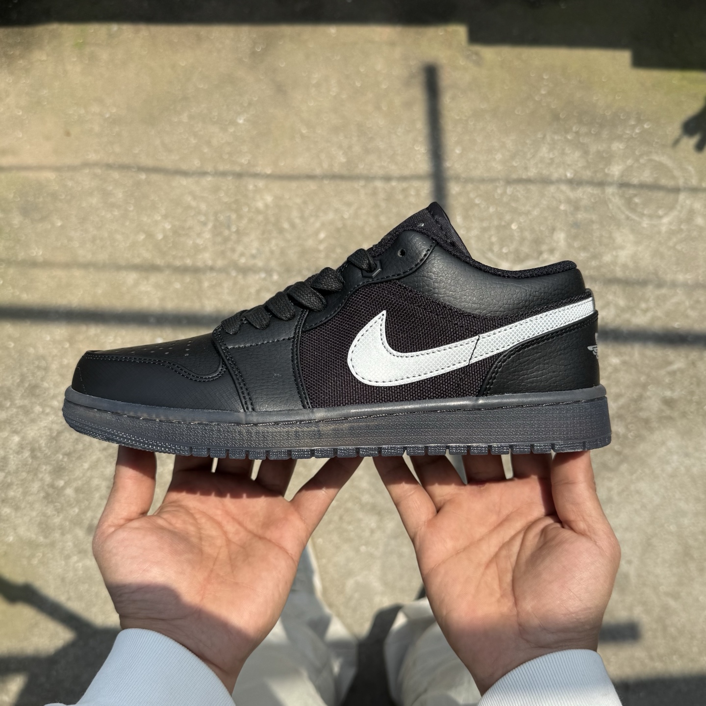  
D版 顶级性价比低帮！
Air Jordan AJ1 Low 低帮系列 黑色
鞋型细节堪称完美，非常