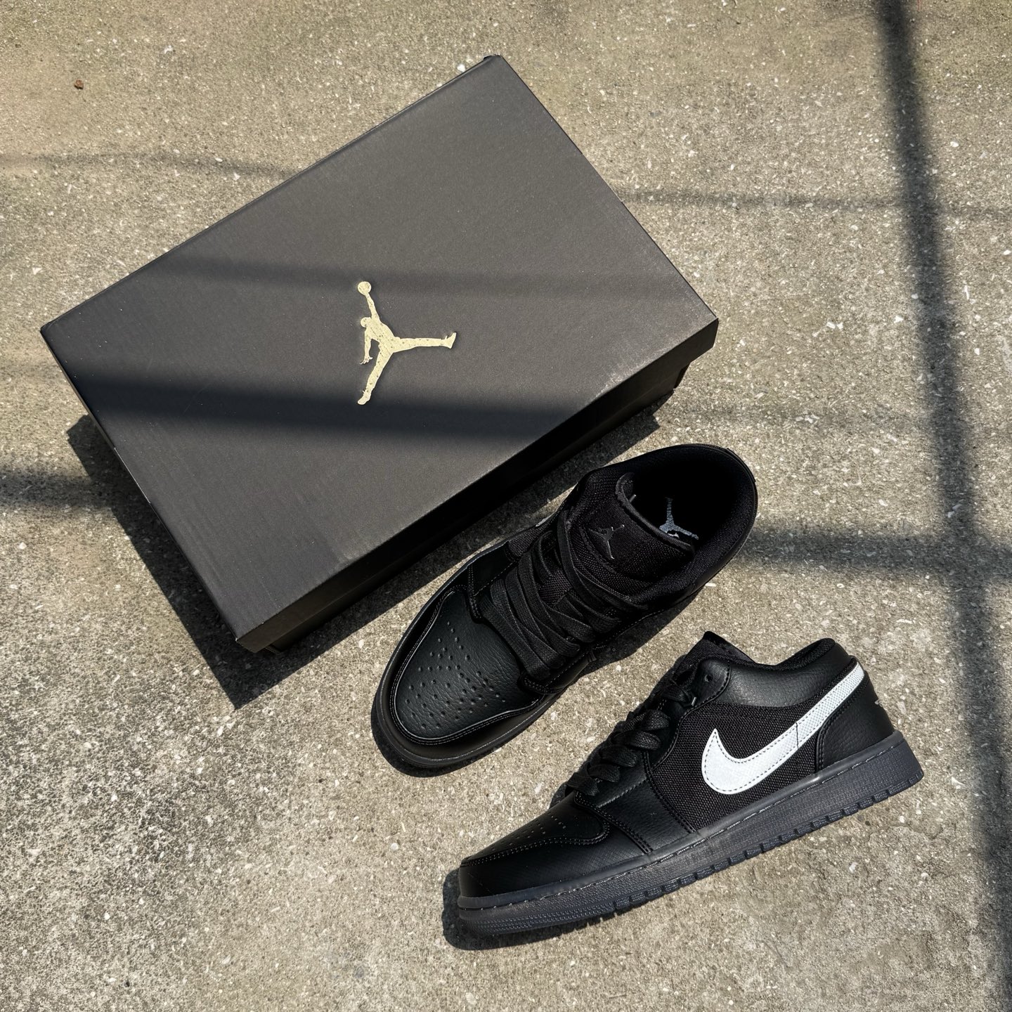  
D版 顶级性价比低帮！
Air Jordan AJ1 Low 低帮系列 黑色
鞋型细节堪称完美，非常