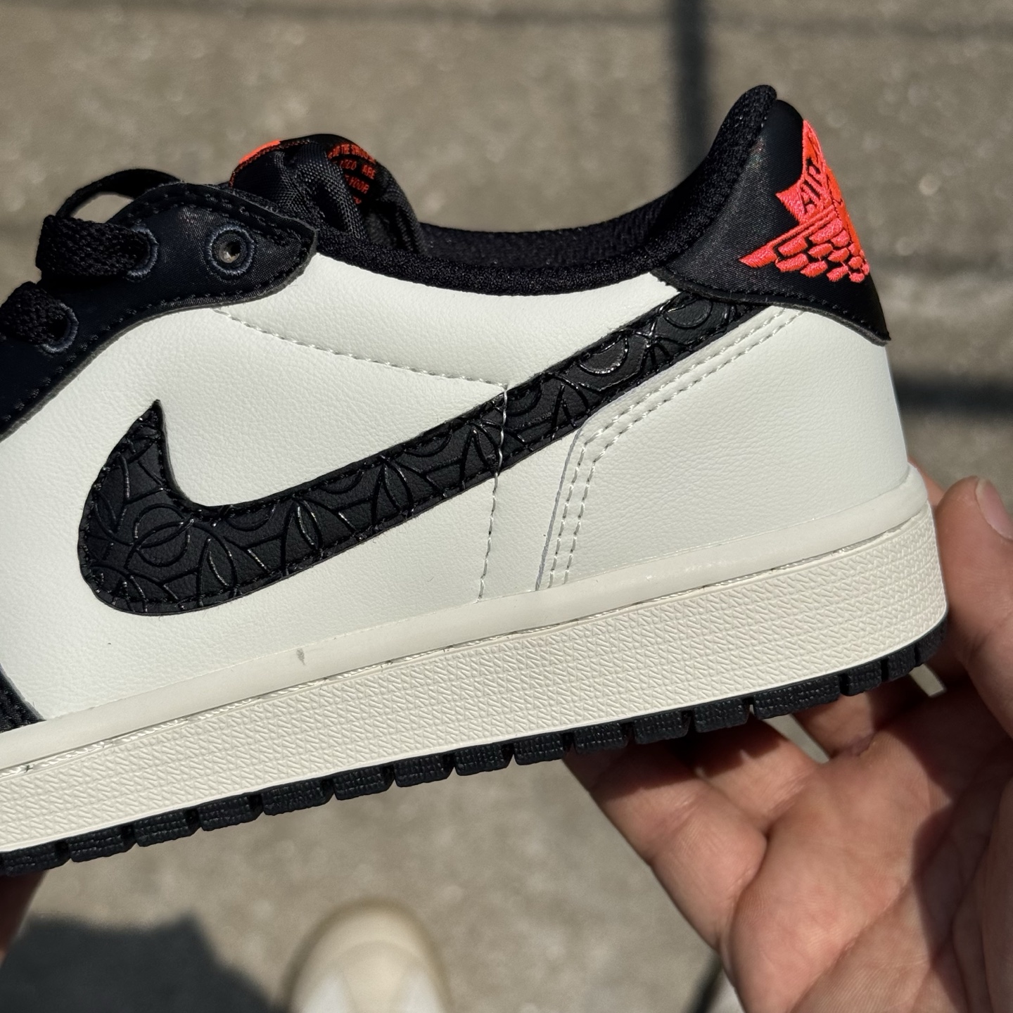  
D版 顶级性价比低帮！
Air Jordan AJ1 Low 低帮系列 黑米红
鞋型细节堪称完美，非