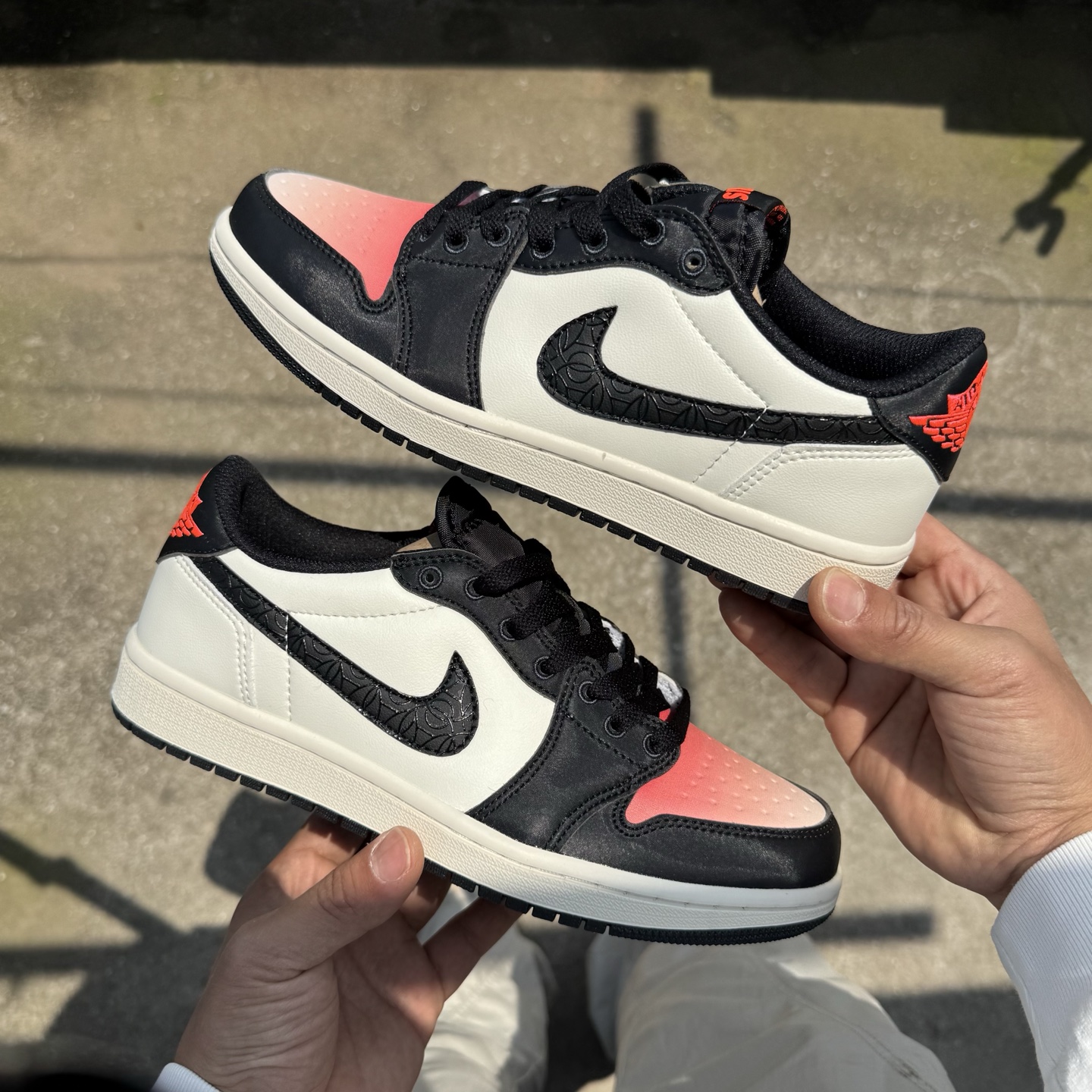  
D版 顶级性价比低帮！
Air Jordan AJ1 Low 低帮系列 黑米红
鞋型细节堪称完美，非