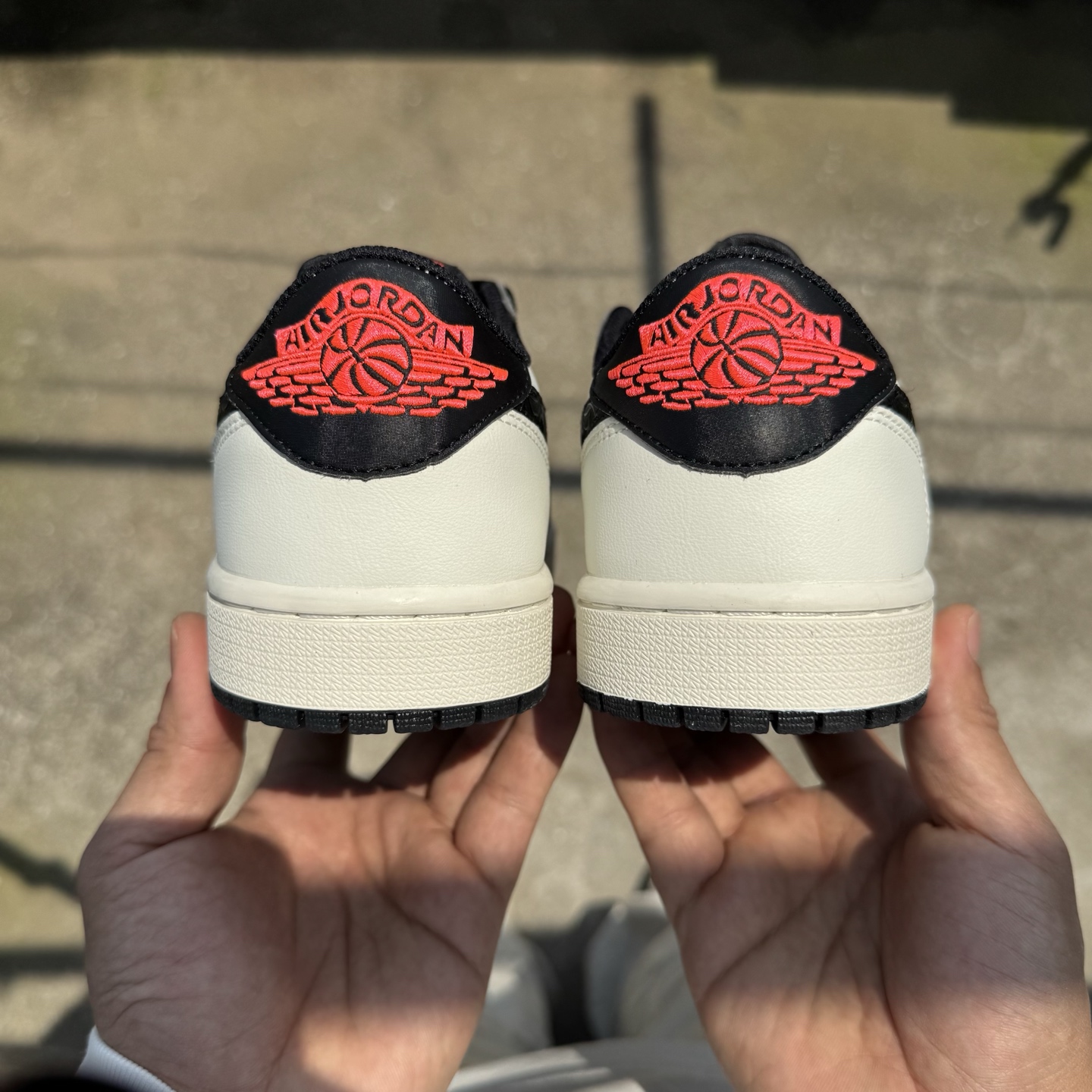  
D版 顶级性价比低帮！
Air Jordan AJ1 Low 低帮系列 黑米红
鞋型细节堪称完美，非