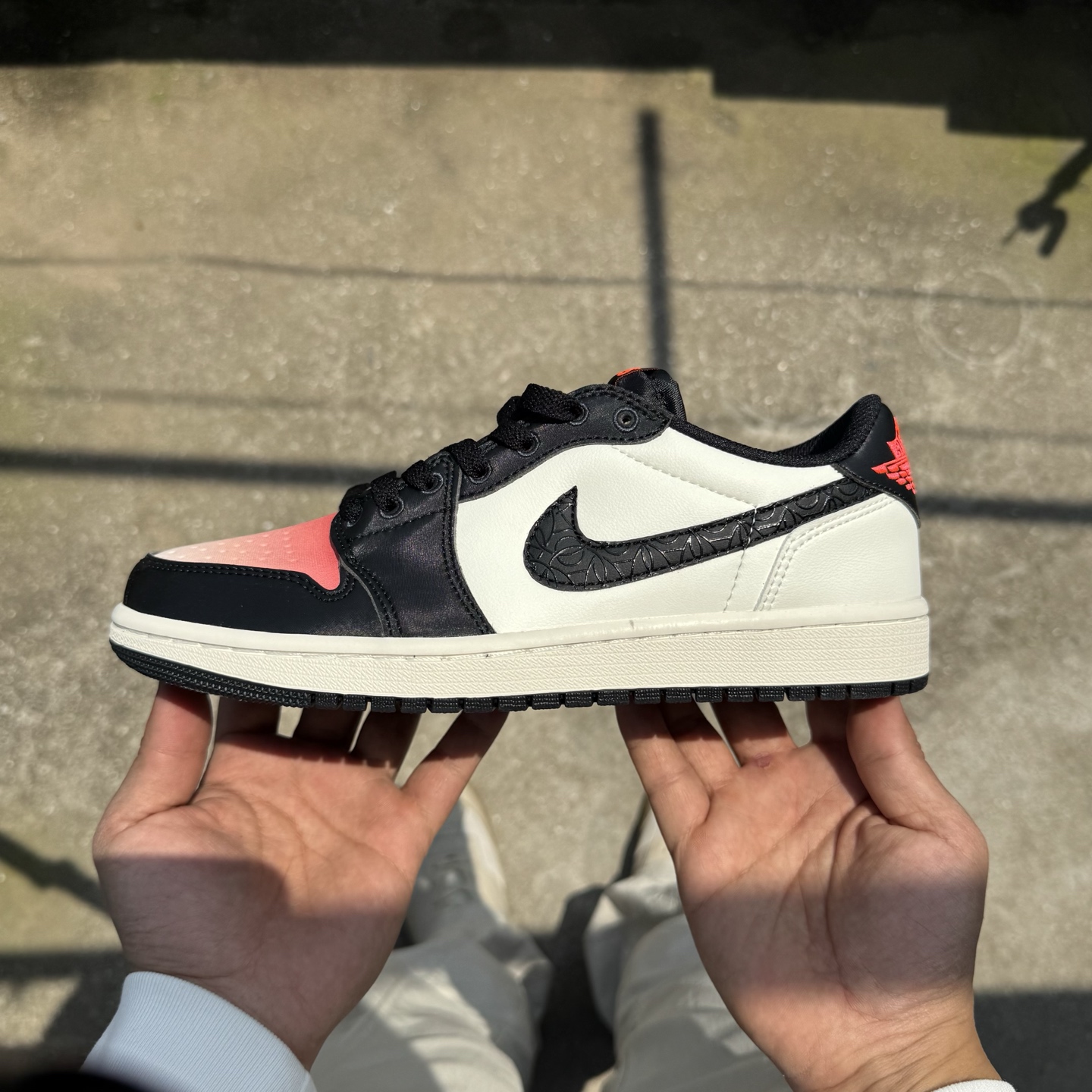  
D版 顶级性价比低帮！
Air Jordan AJ1 Low 低帮系列 黑米红
鞋型细节堪称完美，非