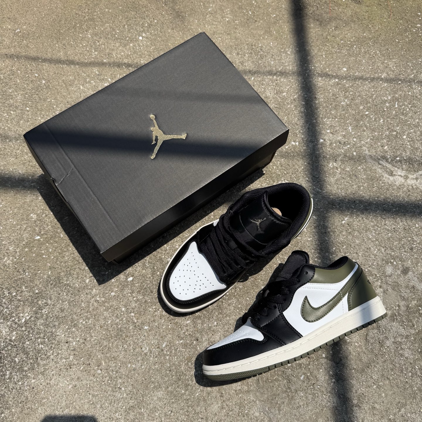  
D版 顶级性价比低帮！
Air Jordan AJ1 Low 低帮系列 黑白绿
鞋型细节堪称完美，非
