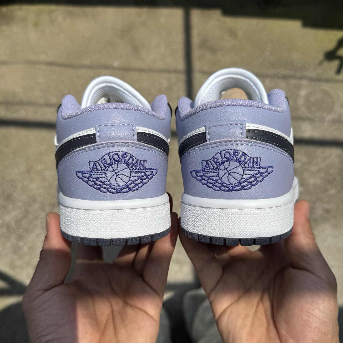  
D版 顶级性价比低帮！
Air Jordan AJ1 Low 低帮系列 紫白黑
鞋型细节堪称完美，非