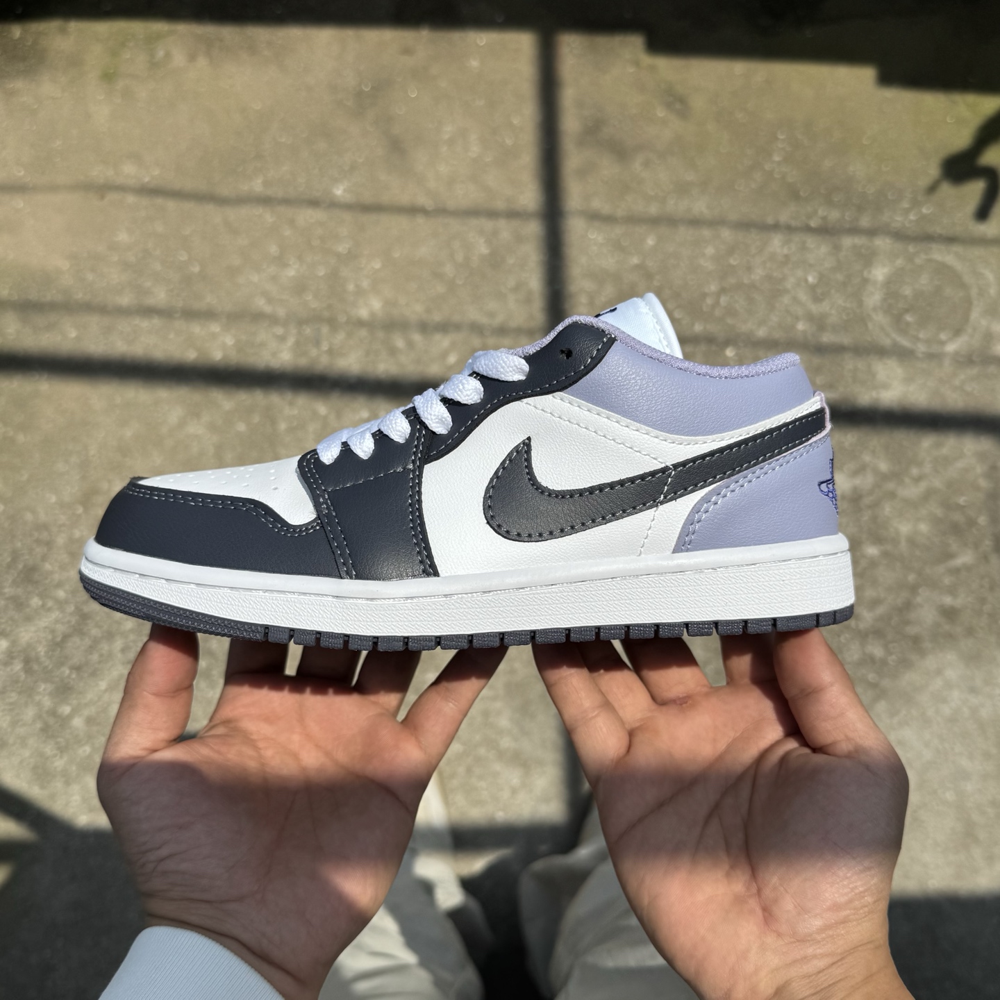  
D版 顶级性价比低帮！
Air Jordan AJ1 Low 低帮系列 紫白黑
鞋型细节堪称完美，非