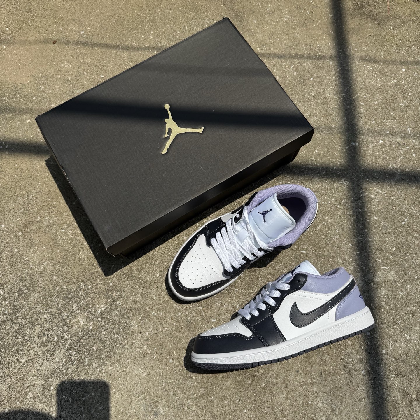  
D版 顶级性价比低帮！
Air Jordan AJ1 Low 低帮系列 紫白黑
鞋型细节堪称完美，非