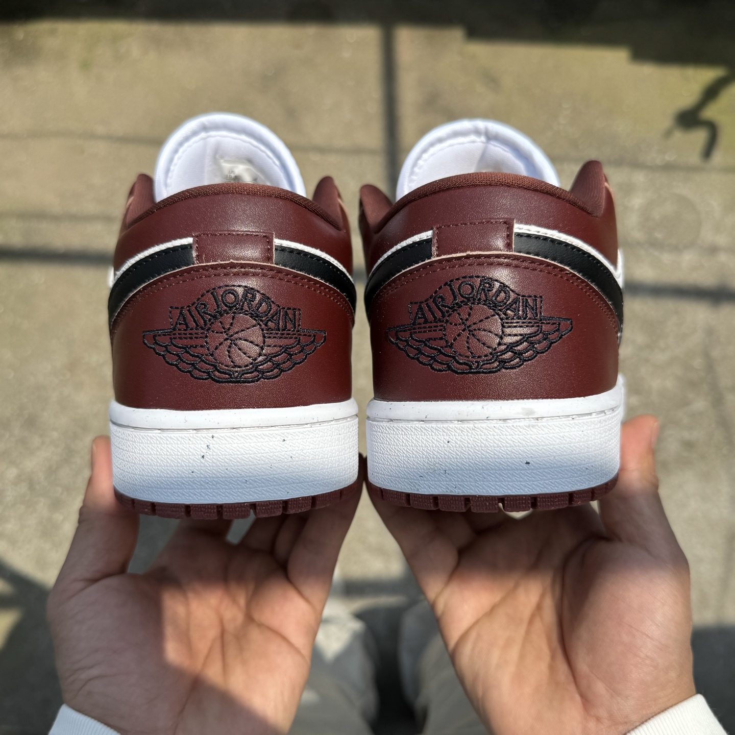  
D版 顶级性价比低帮！
Air Jordan AJ1 Low 低帮系列 白黑红
鞋型细节堪称完美，非