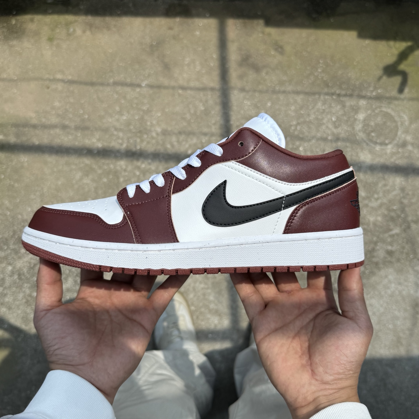  
D版 顶级性价比低帮！
Air Jordan AJ1 Low 低帮系列 白黑红
鞋型细节堪称完美，非