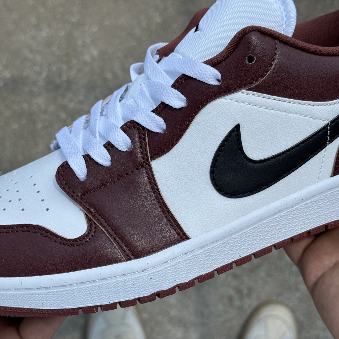  
D版 顶级性价比低帮！
Air Jordan AJ1 Low 低帮系列 白黑红
鞋型细节堪称完美，非
