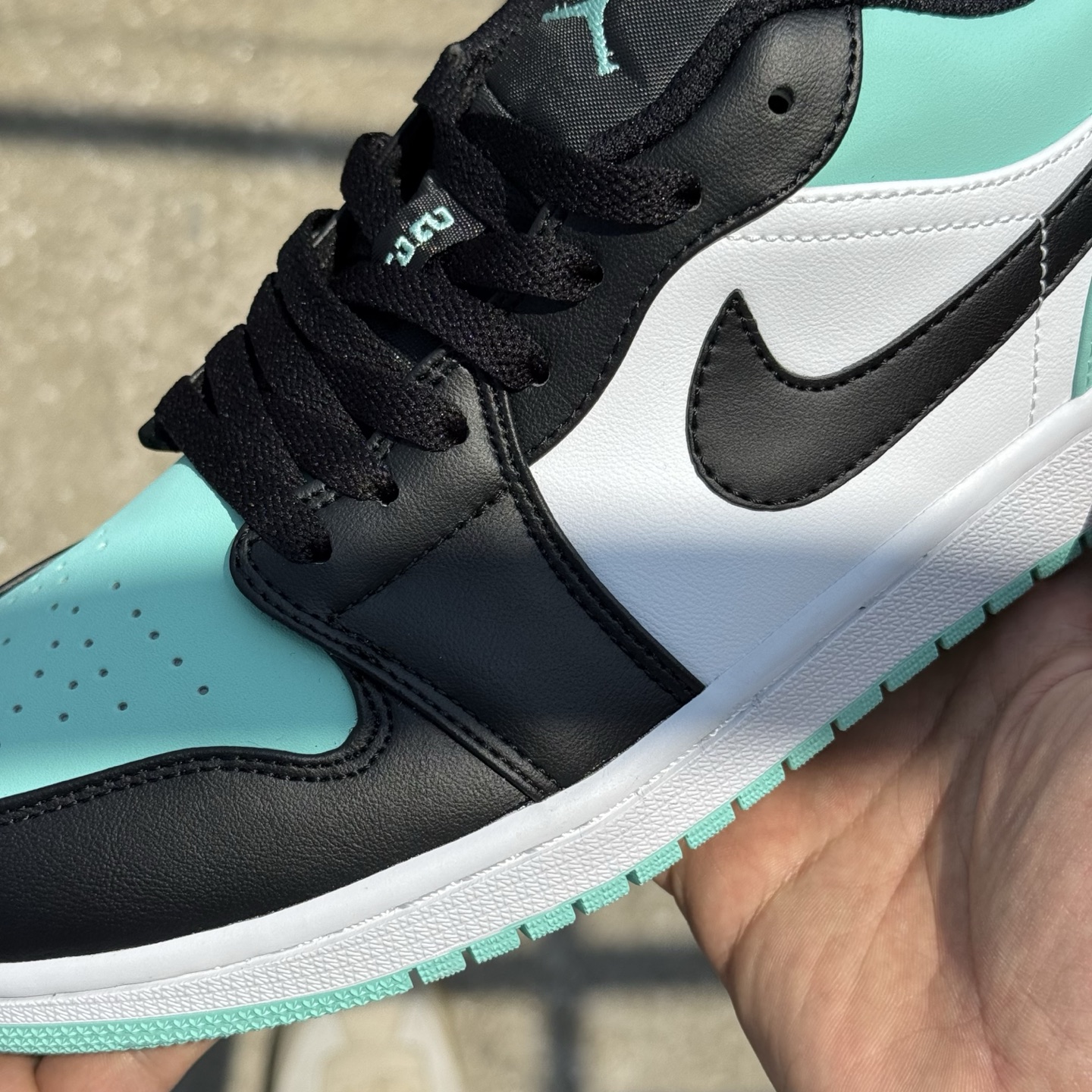  
D版 顶级性价比低帮！
Air Jordan AJ1 Low 低帮系列 湖水绿
鞋型细节堪称完美，非