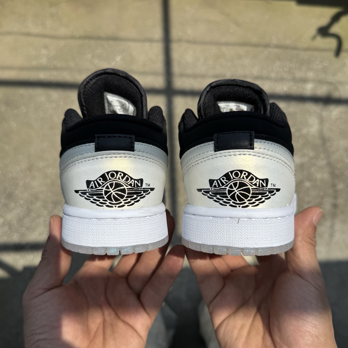  
D版 顶级性价比低帮！
Air Jordan AJ1 Low 低帮系列 黑白熊猫
鞋型细节堪称完美，