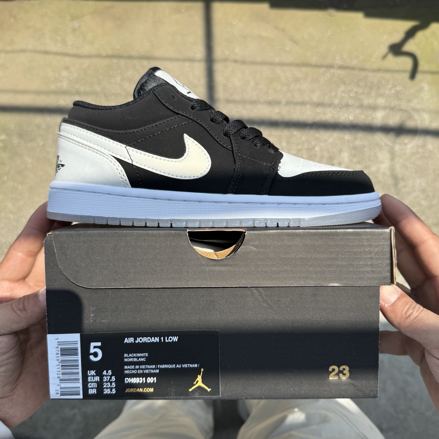  
D版 顶级性价比低帮！
Air Jordan AJ1 Low 低帮系列 黑白熊猫
鞋型细节堪称完美，